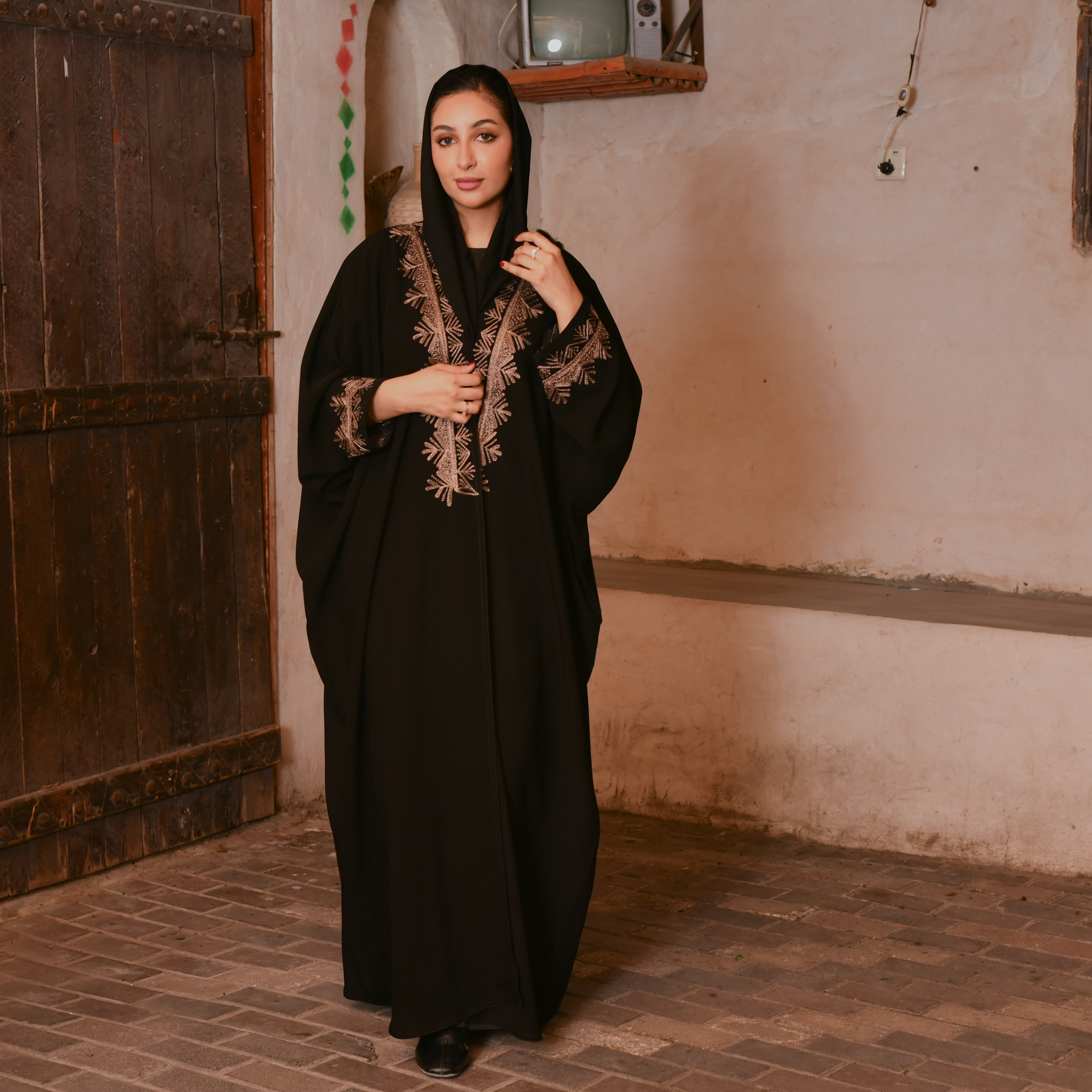  عباية بشت لف بتطريز نقوشات السدو المدموجة بالثقافة العسيرية باللون النحاسي الماع 