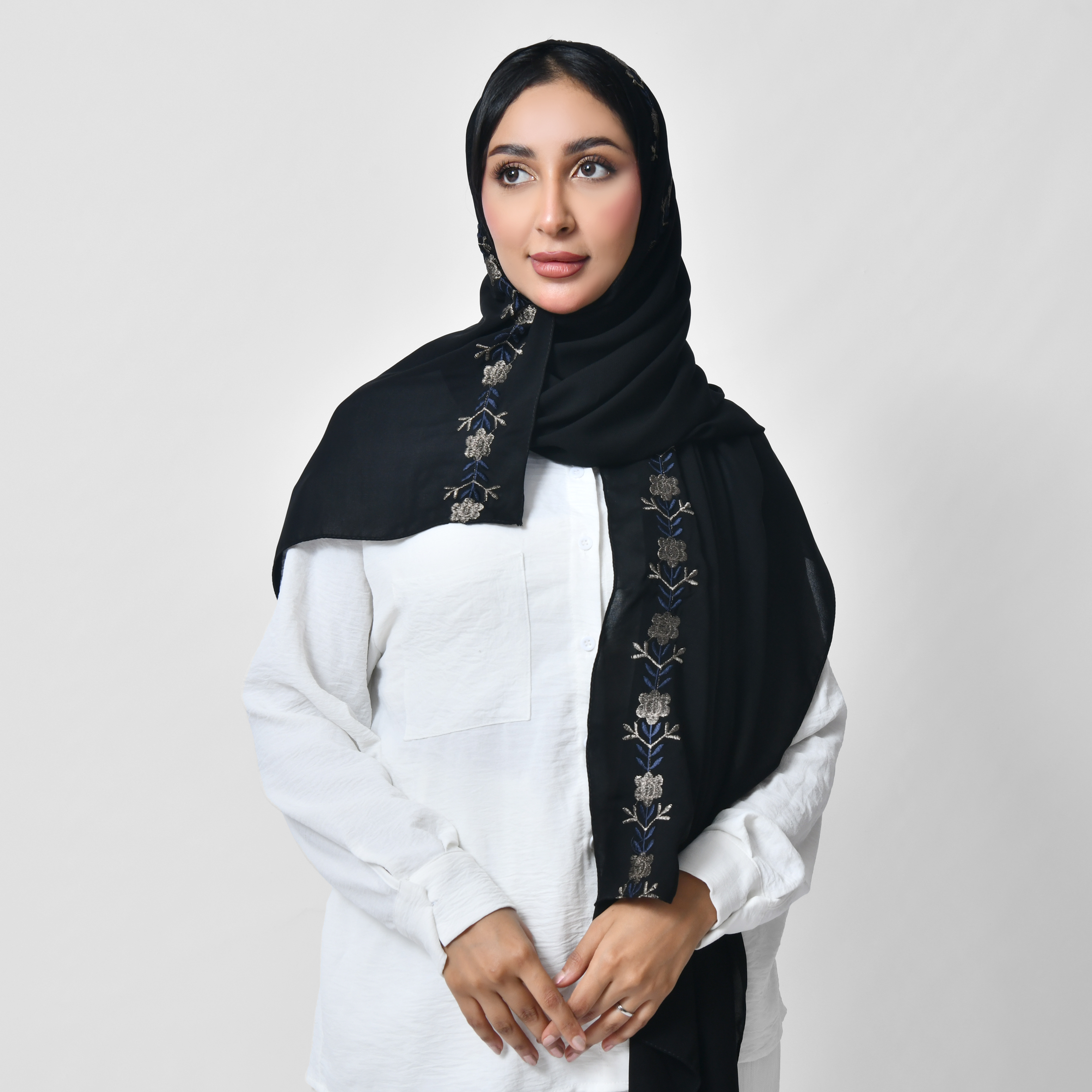  طرحة سوداء بتطريز أنيق بالذهبي الزاهي والكحلي 