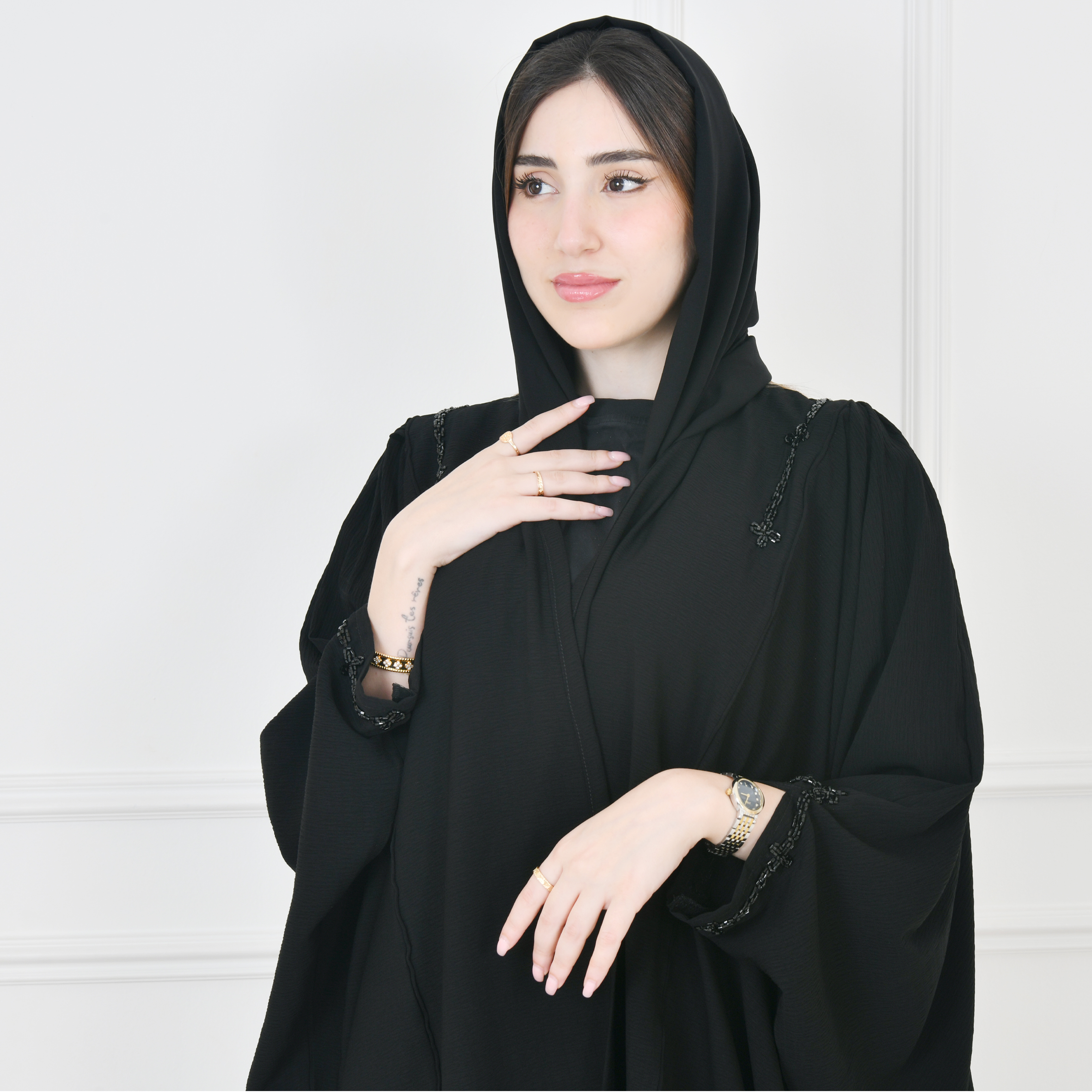  عباية لف سوداء بقصة فراشة بأكمام بف مزينة بشك  