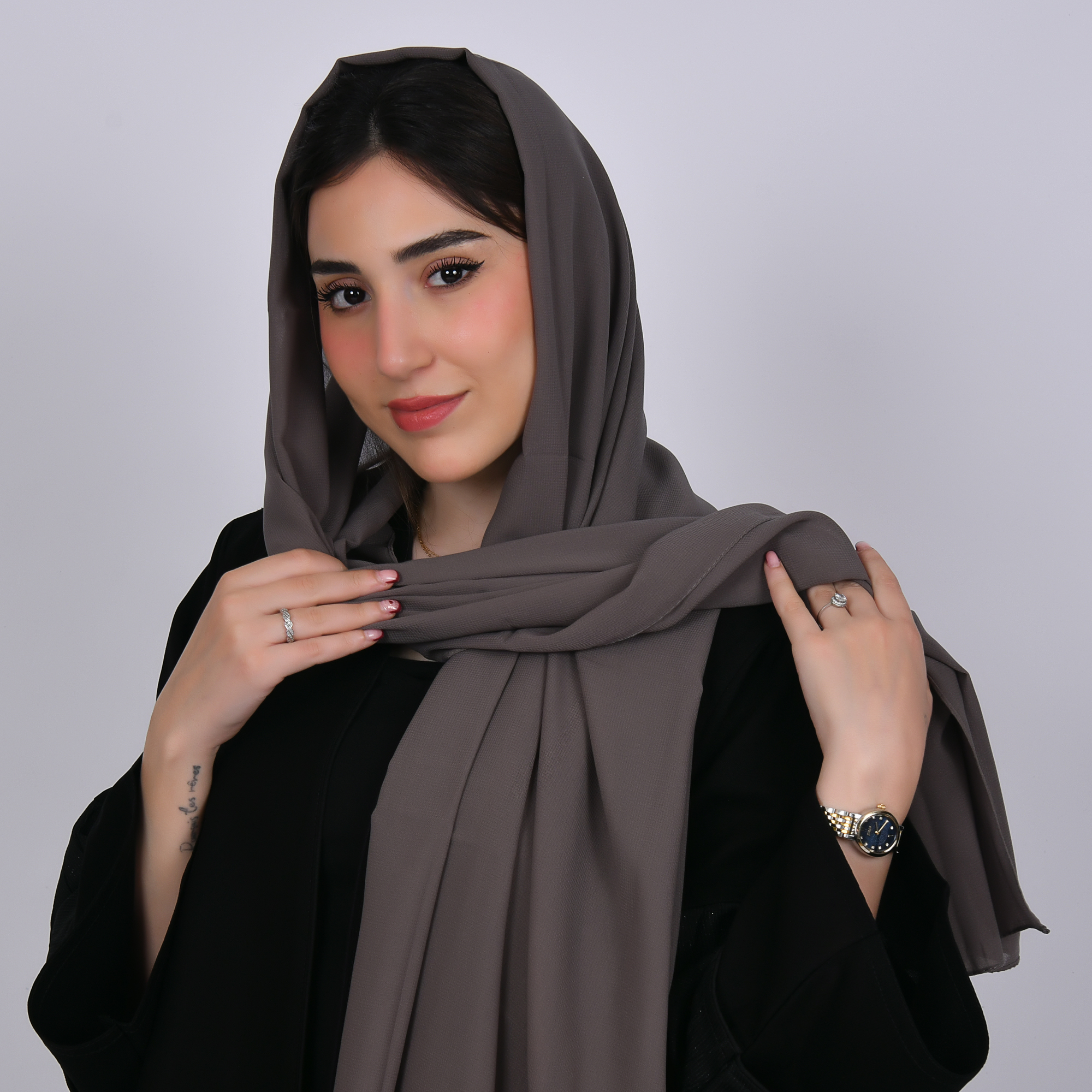  طرحه حرير بلون رمادي  بني 