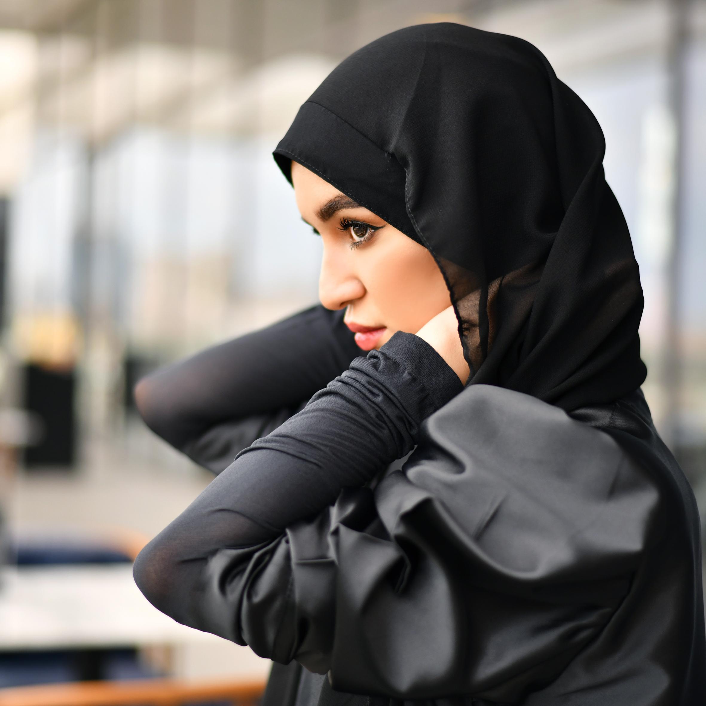  طرحة سوداء بربطة مخفية 