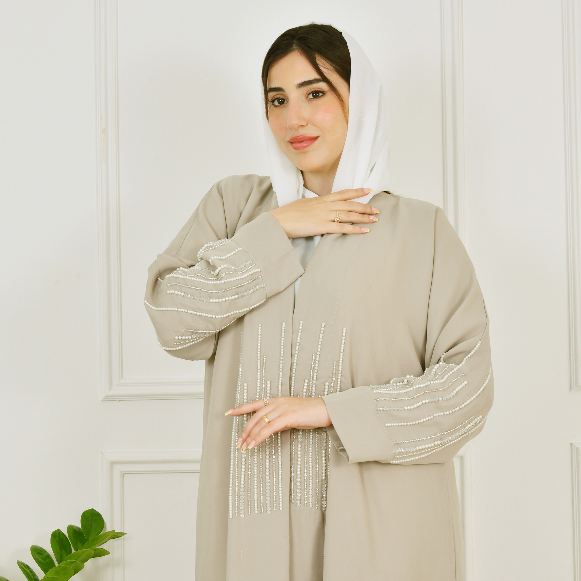  عباية لف بيج مزينة بالكريستال و اللؤلؤ  