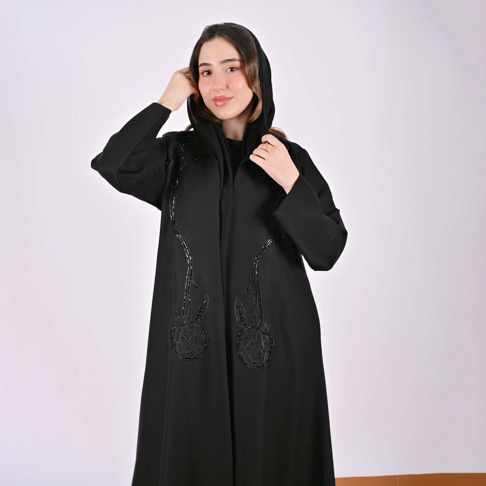  عباية روزا سوداء مزينة بشك وتطريز راقي 
