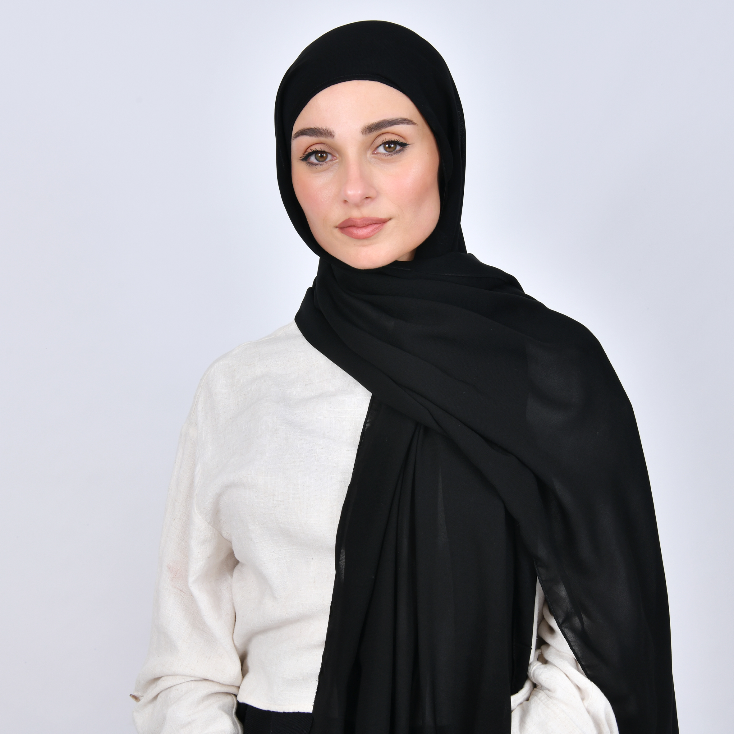  طرحة حرير بقبعة قطنية متصلة - سوداء 
