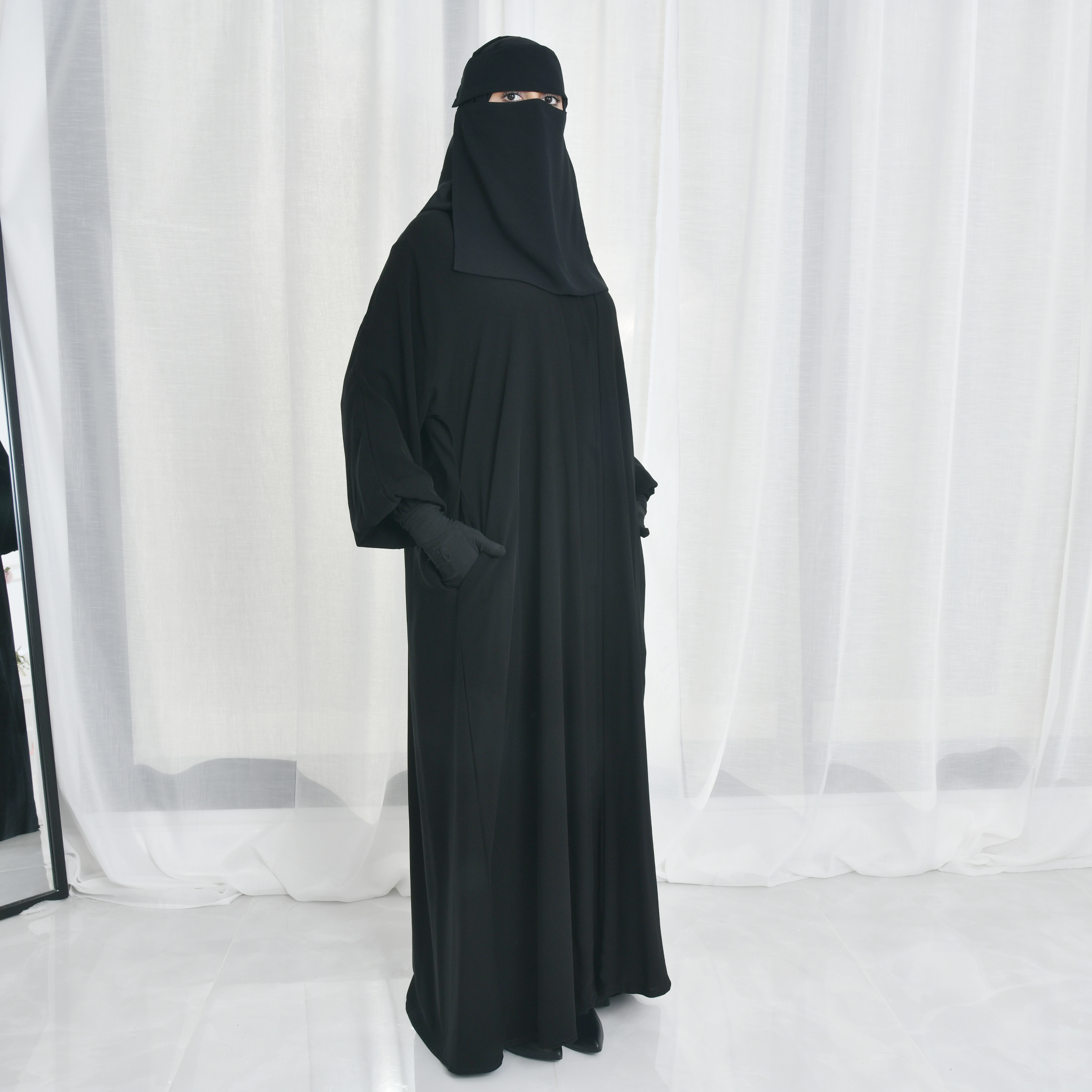  عباية راس سادة مغلقة بطقطق واكمام زم 
