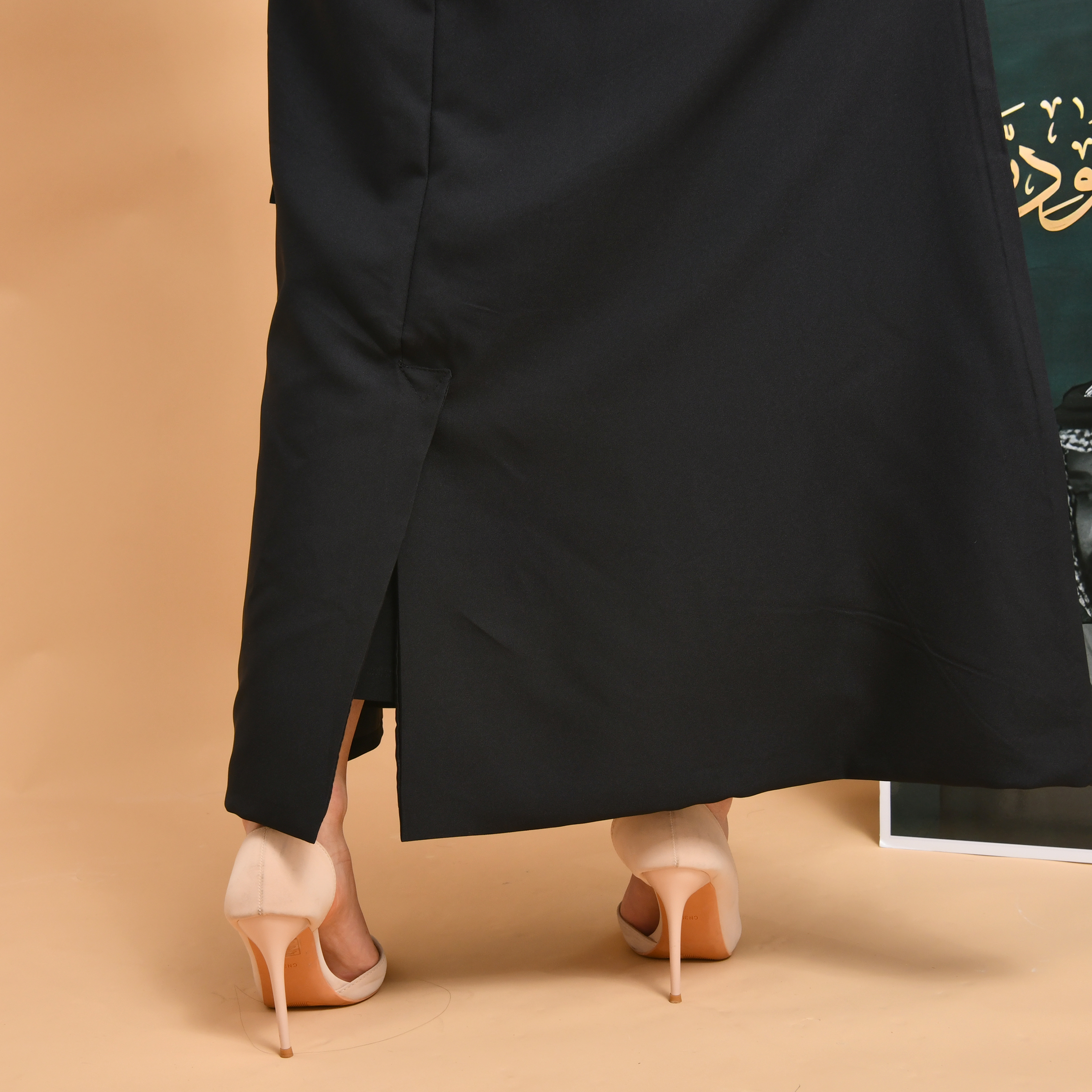  بليزر راقي باللون الأسود مع كتافيات و بطانة داخلية مزينة بشك يدوي على الياقة وجيوب بارزة  