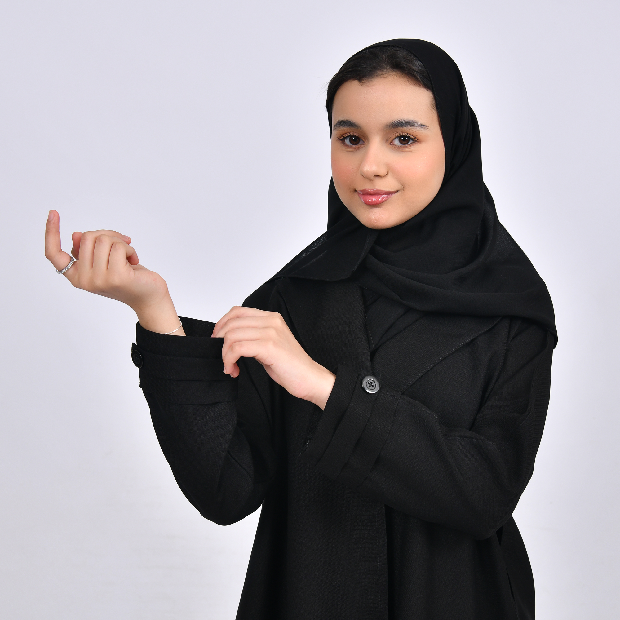  عبايه بناتيه رسميه مغلقة بزر طقطق تتميز بكسرات من الخلف  
