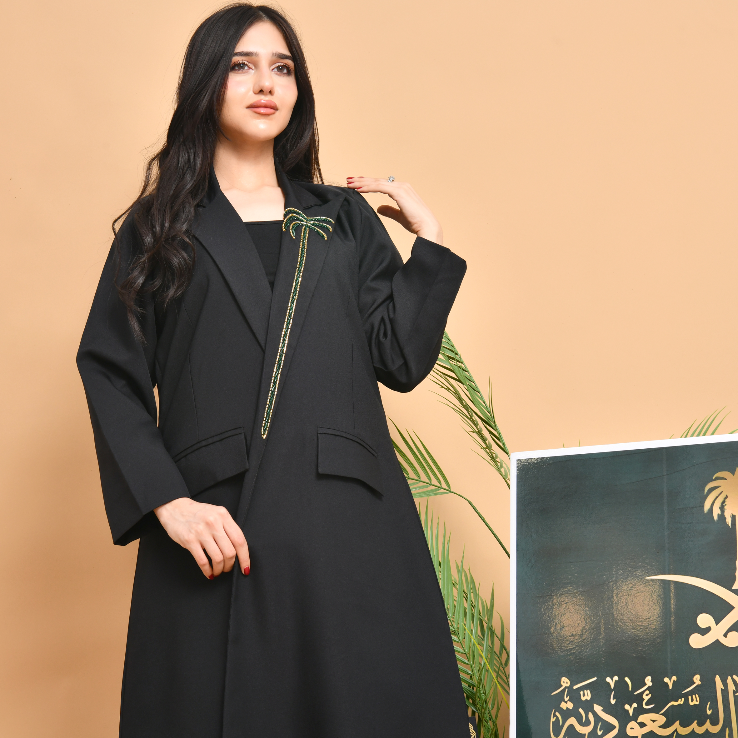  بليزر راقي باللون الأسود مع كتافيات و بطانة داخلية مزينة بشك يدوي على الياقة وجيوب بارزة  