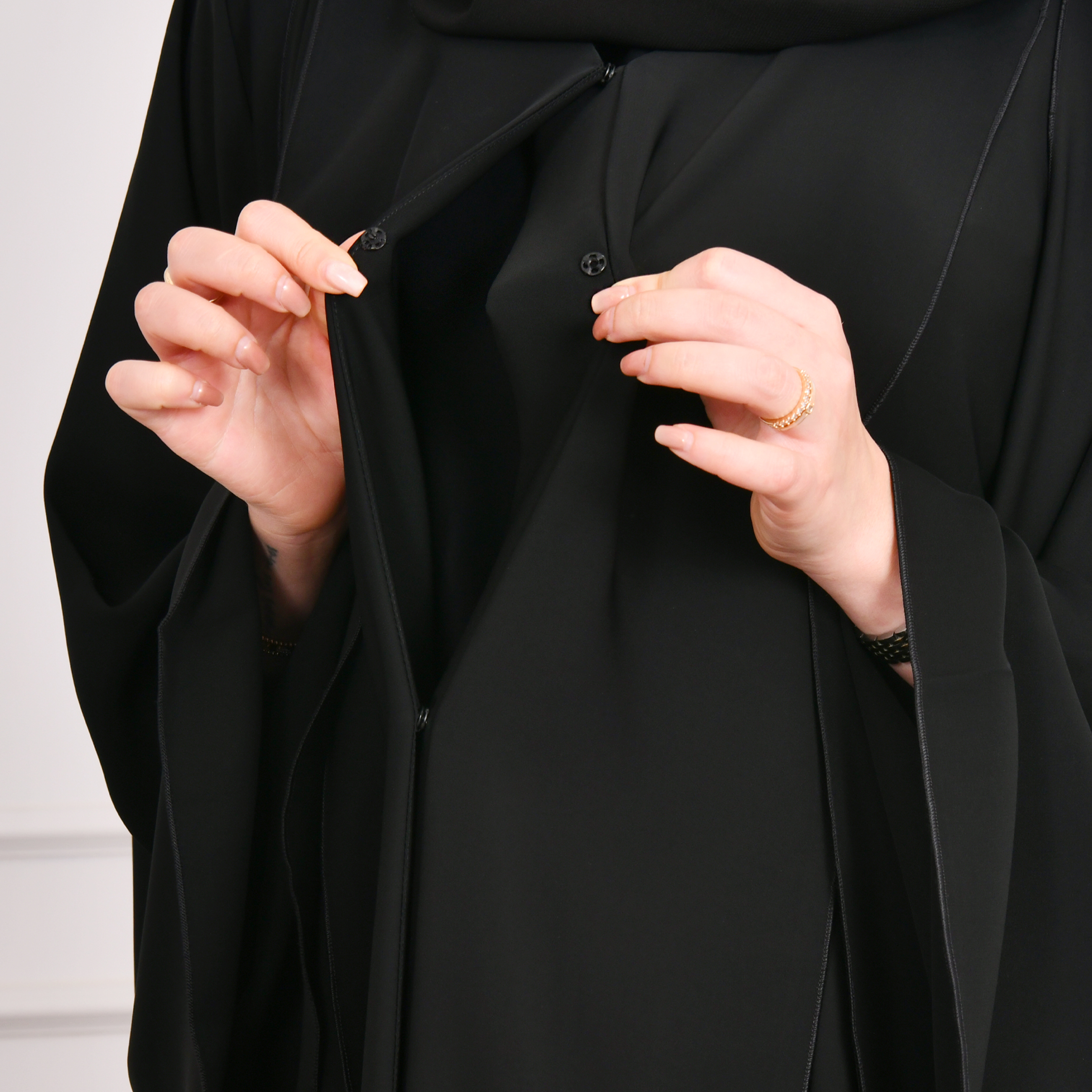  عباية بتصميم اماراتي مميز مغلقة بقصة كلوش وكم واسع 