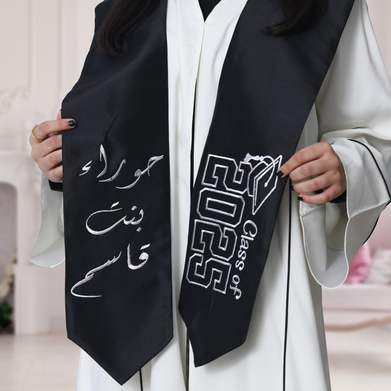  زي تخرج عباية اوف وايت مع وشاح وكاب اسود سادة  