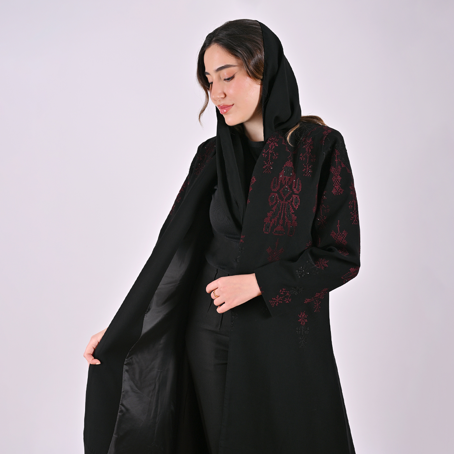  عباية لف باللون الأسود العميق بتصميم راقٍ بنقشة بارزة باللون العنابي 