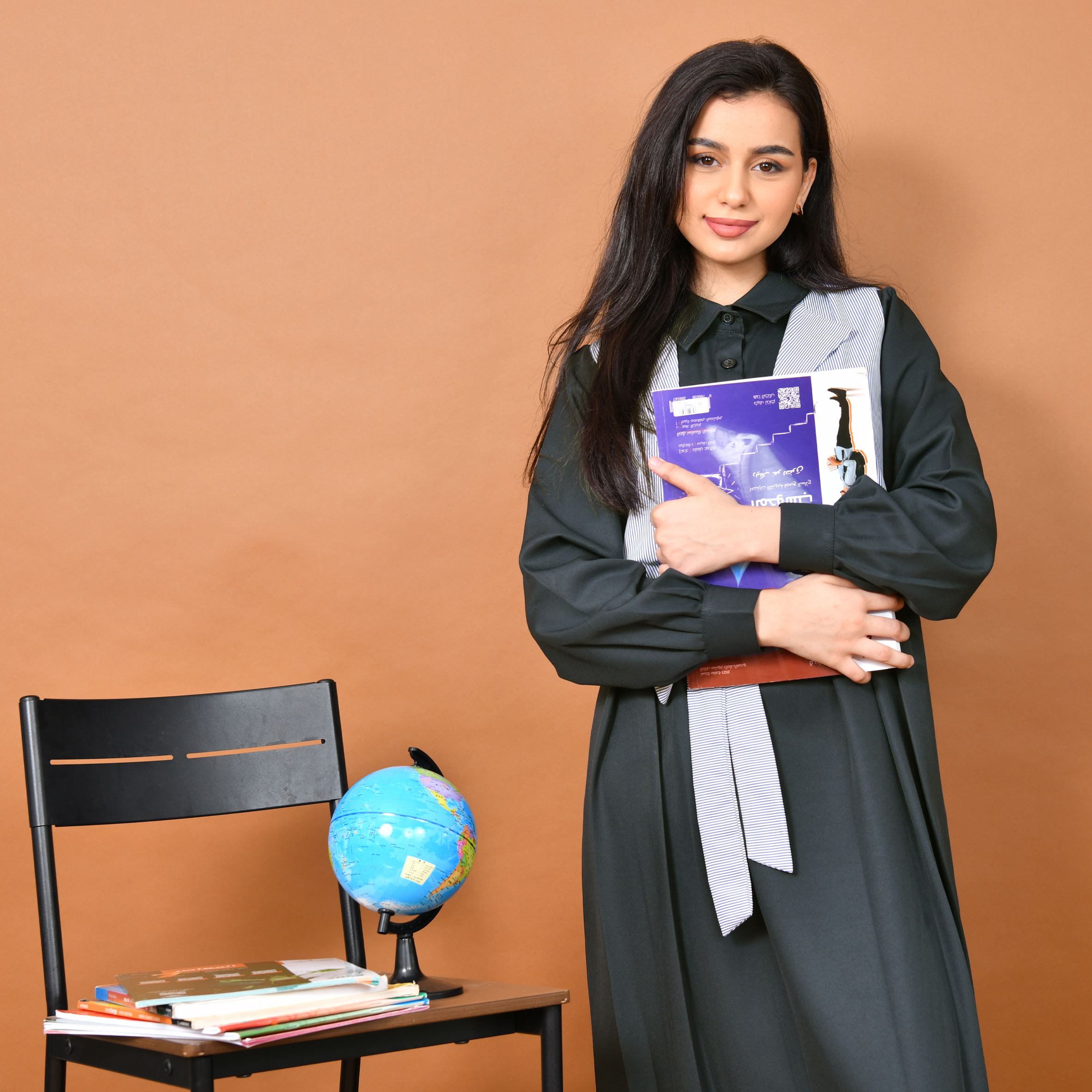  مريول أنيق بأكمام طويلة وياقة رسمية مرفق مع فيست مخطط بربطة لإطلالة عصرية ومميّزة- متوسط(زيتي) 