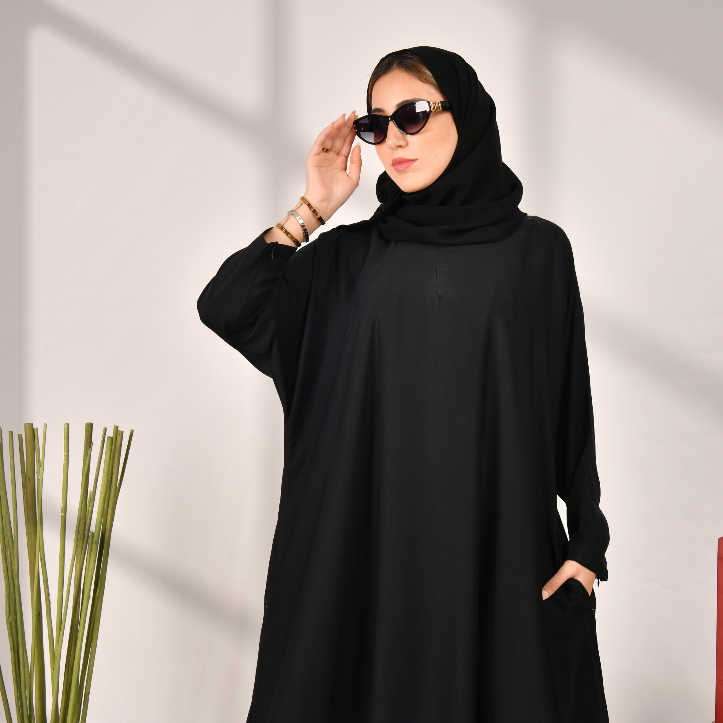  عباية  سوداء سادة مغلقة بسحاب من الاعلى  والأكمام و الجيوب  