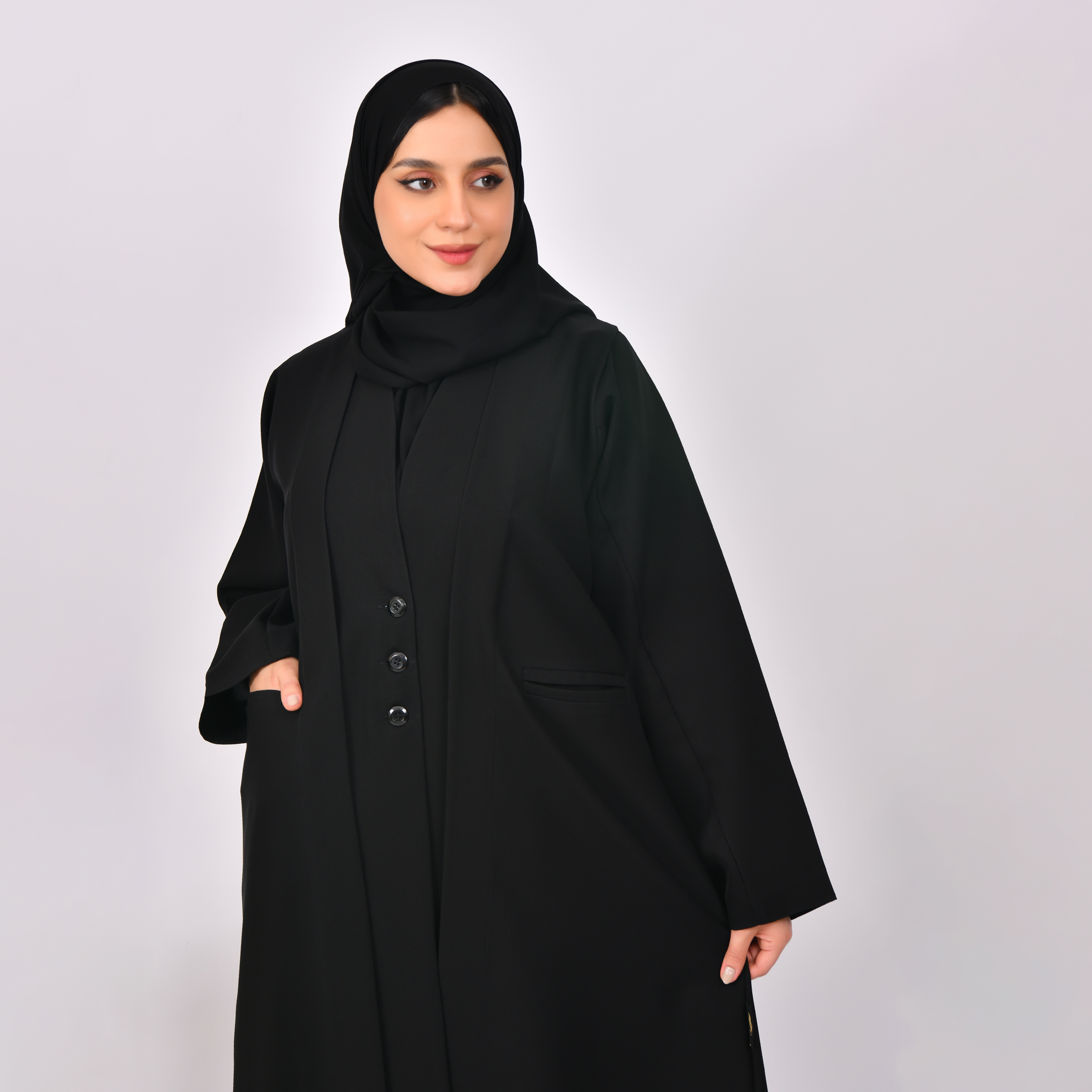  عباية سوداء تصميم بليزر بكتفايات مغلقة بأزرار وجيوب جانبية  