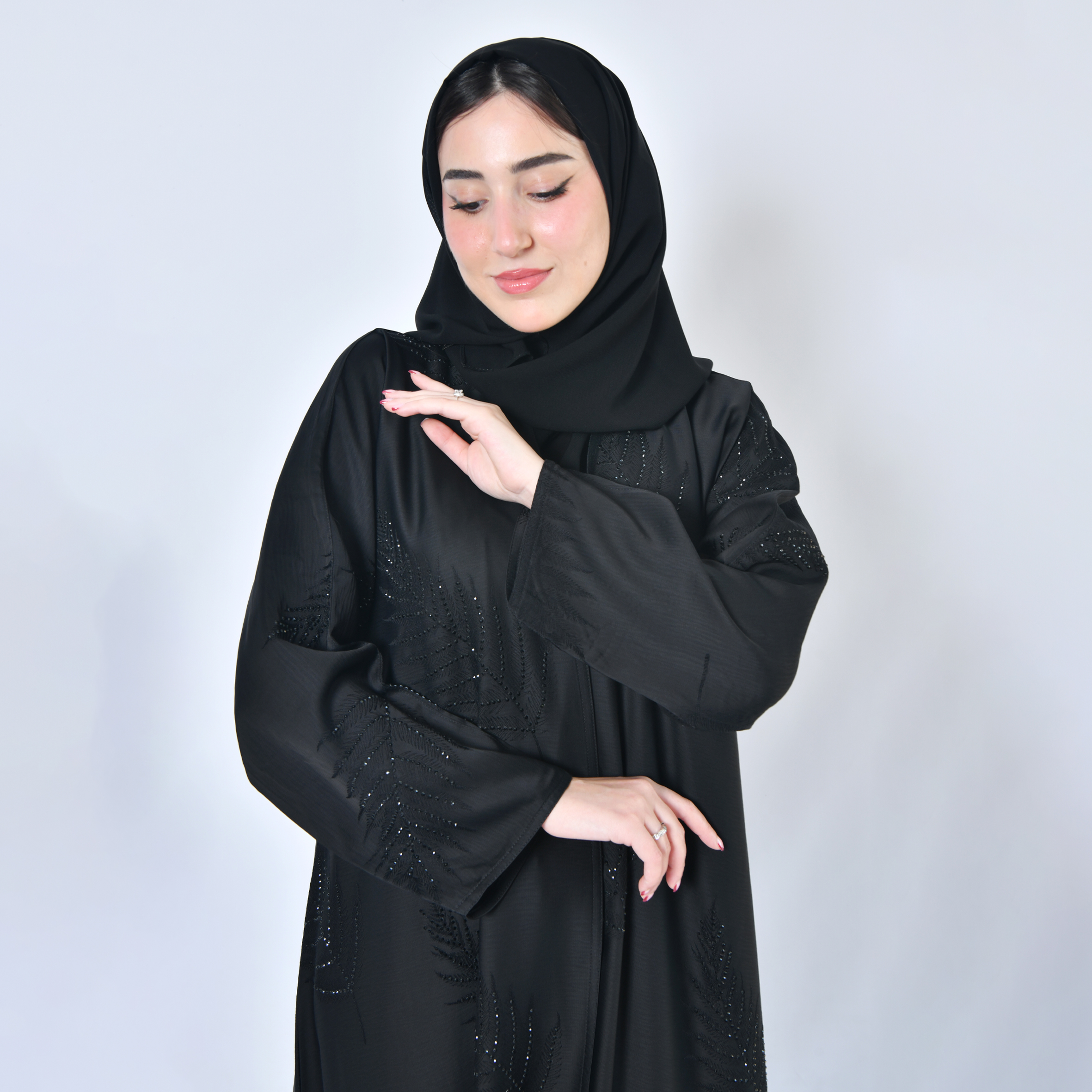  عباية لف سوداء بتطريز ورقي على كامل القماش مزين بفصوص سوداء براقة  