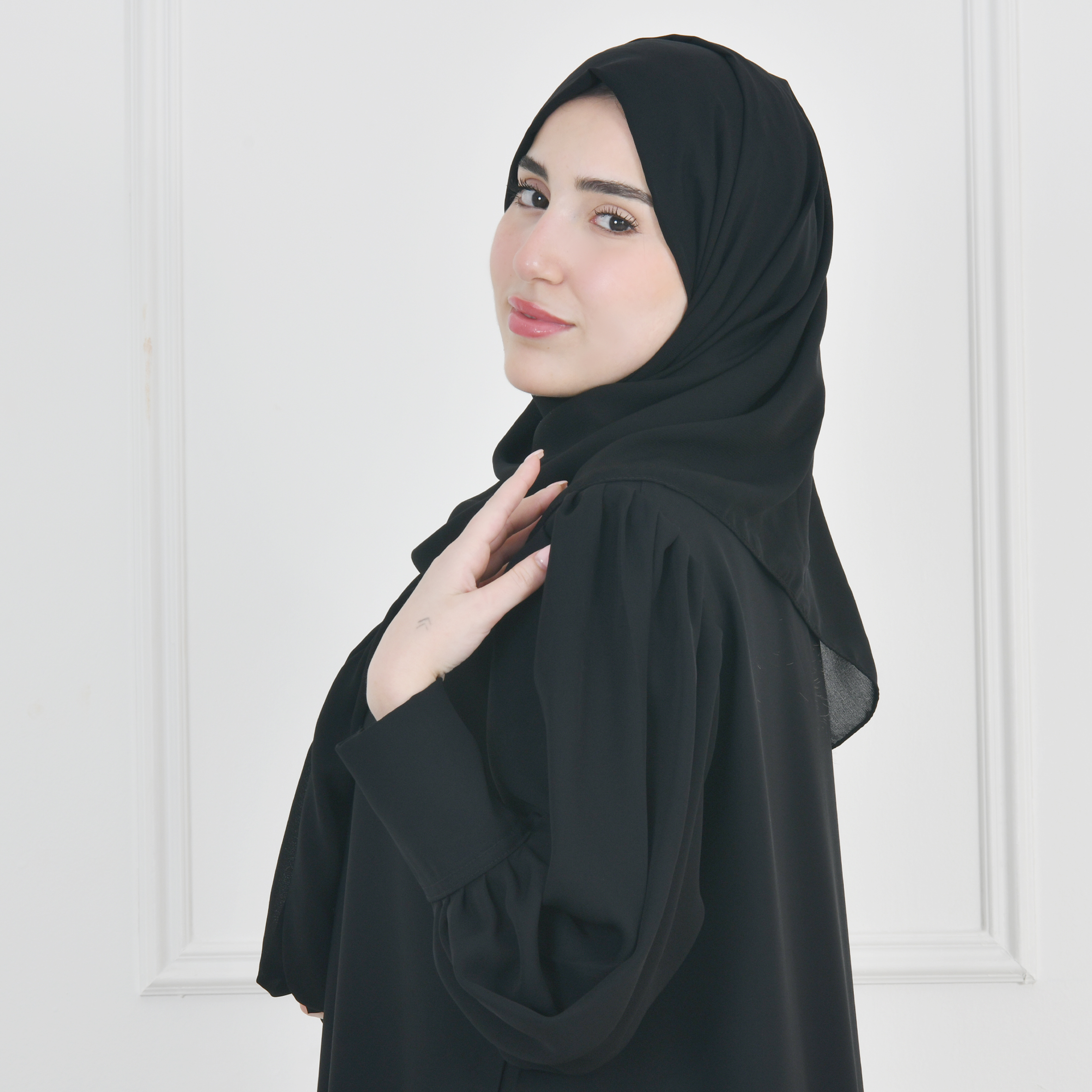  عباية سوداء ربع كلوش بأكمام عملية ضيقة تغلق بطقطق 