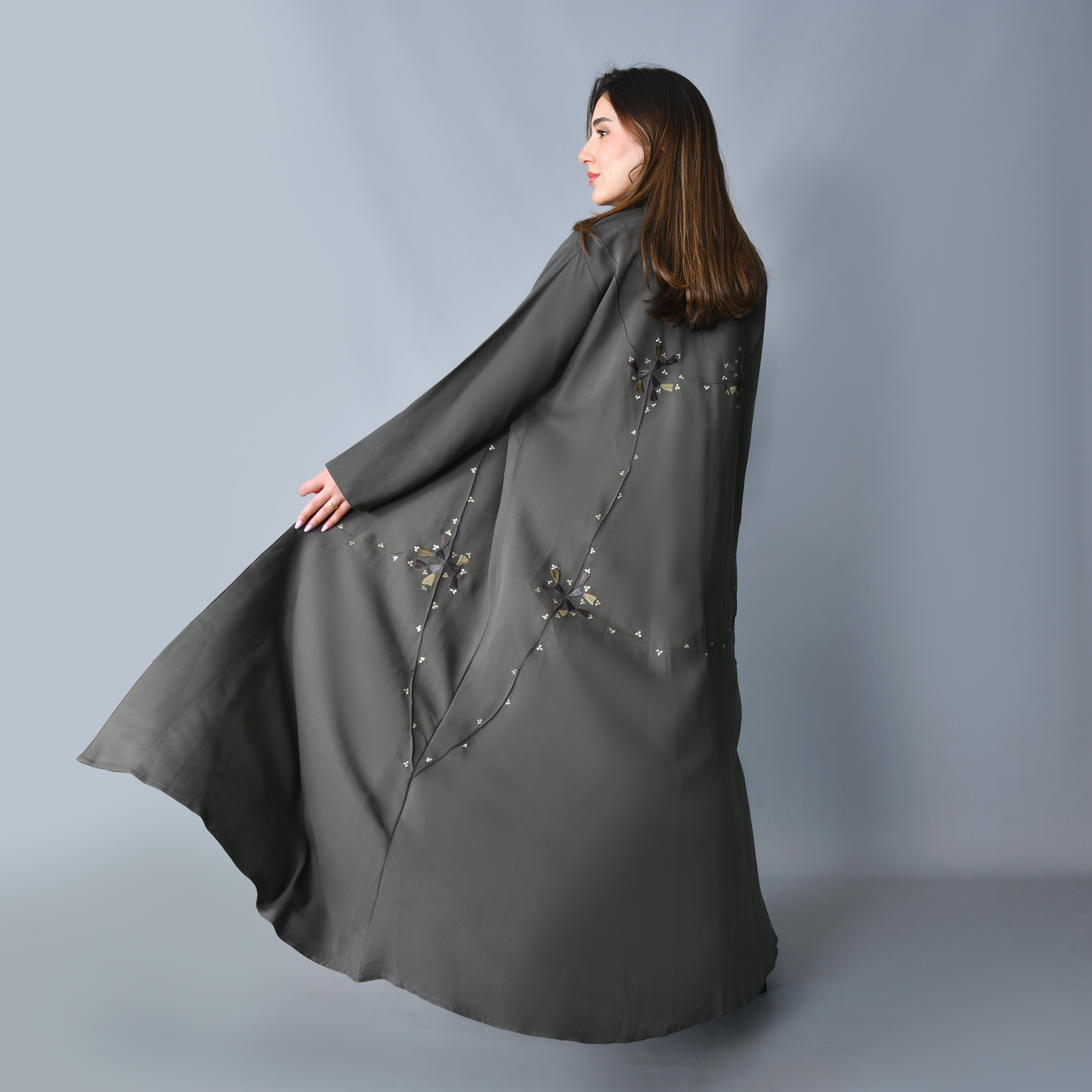  عباية بتصميم ناعم وانسيابي مزينة بتطريز - رمادي  