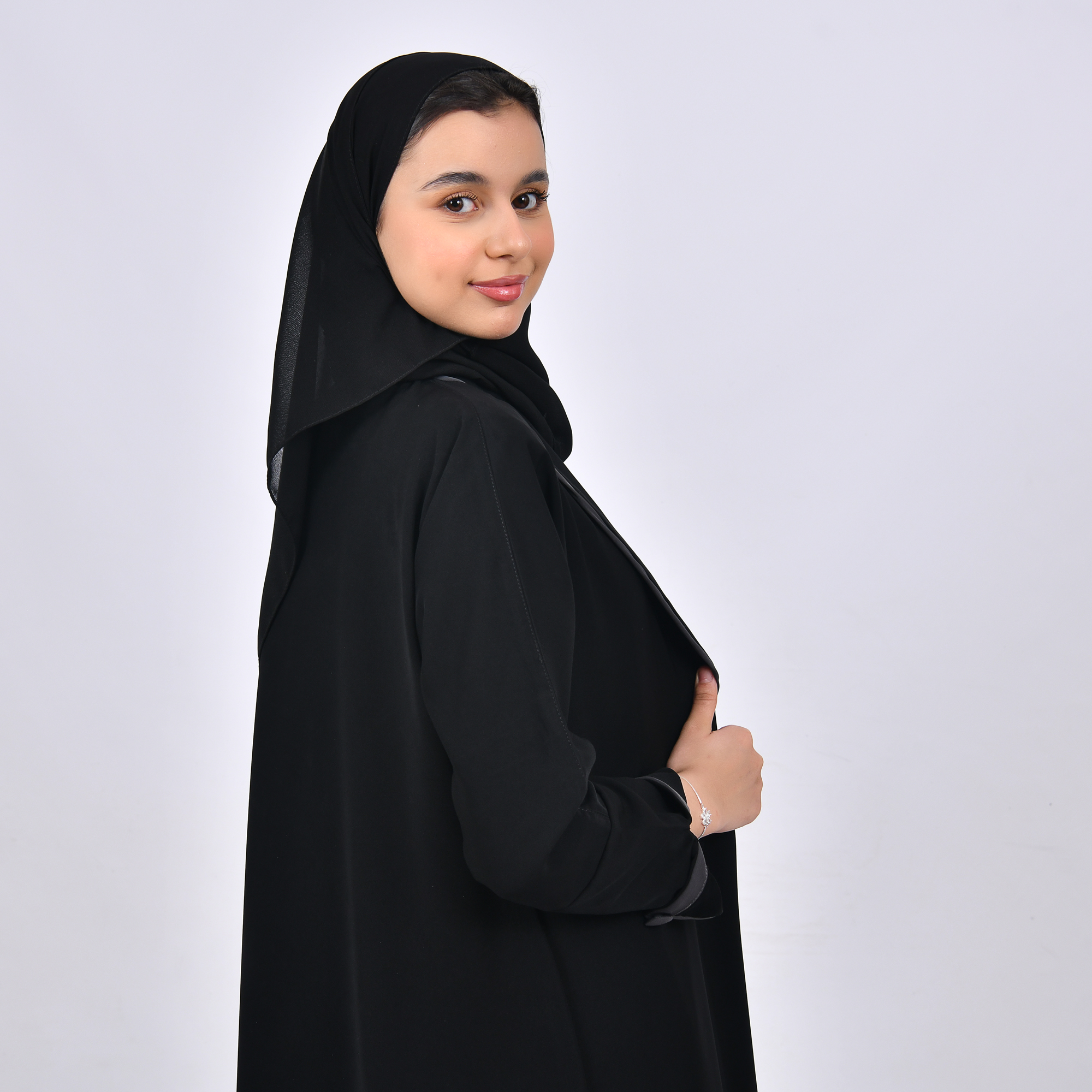 عباية بناتيه  سوداء بحواف رمادية لف موديل بليزر بأكمام مفتوحة مزينة بأزرار  