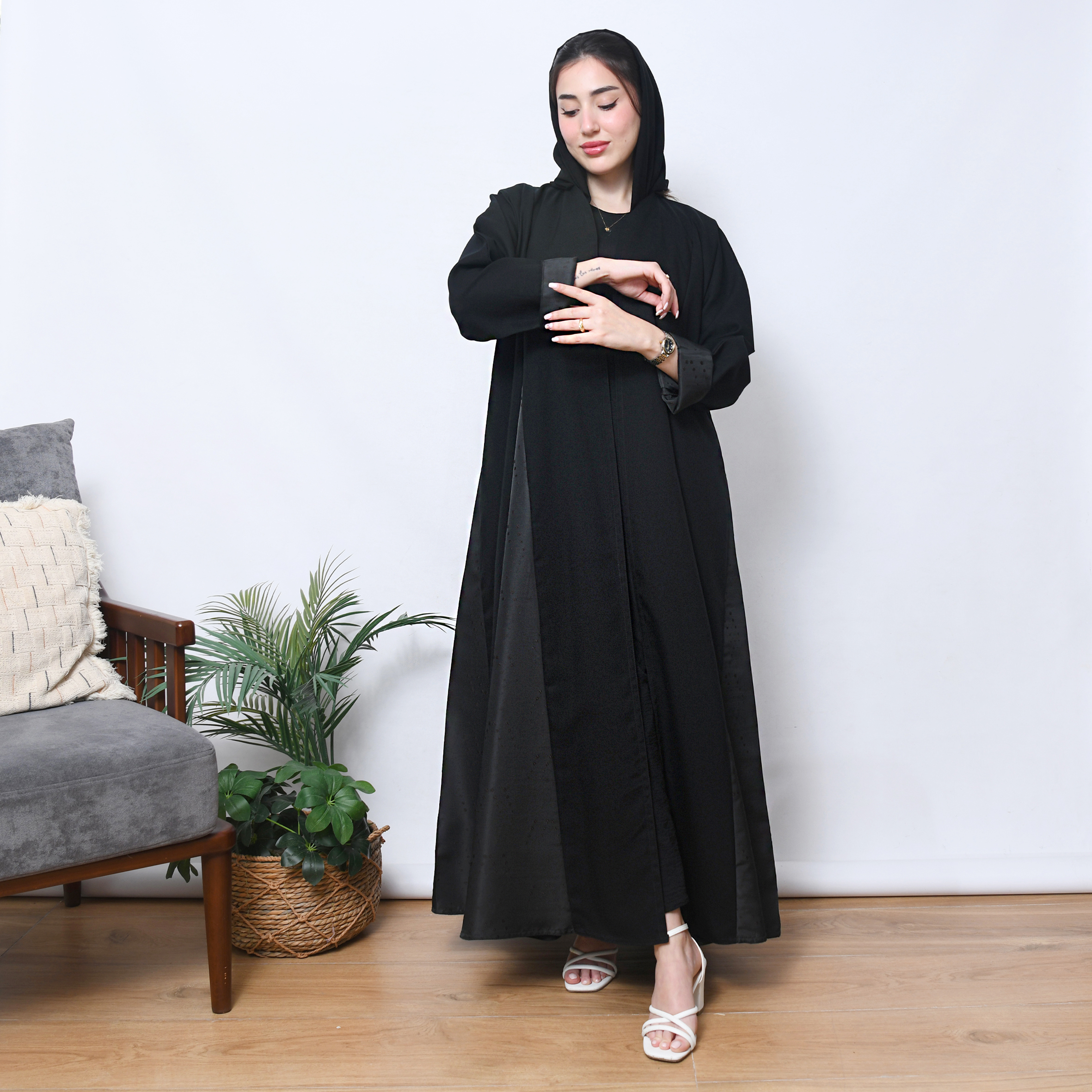  عباية لف كلوش راقي مع تداخل الجاكار  المنقط باللون البني الداكن على الاكمام الدبل واسفل العباية بشكل سهمي  
