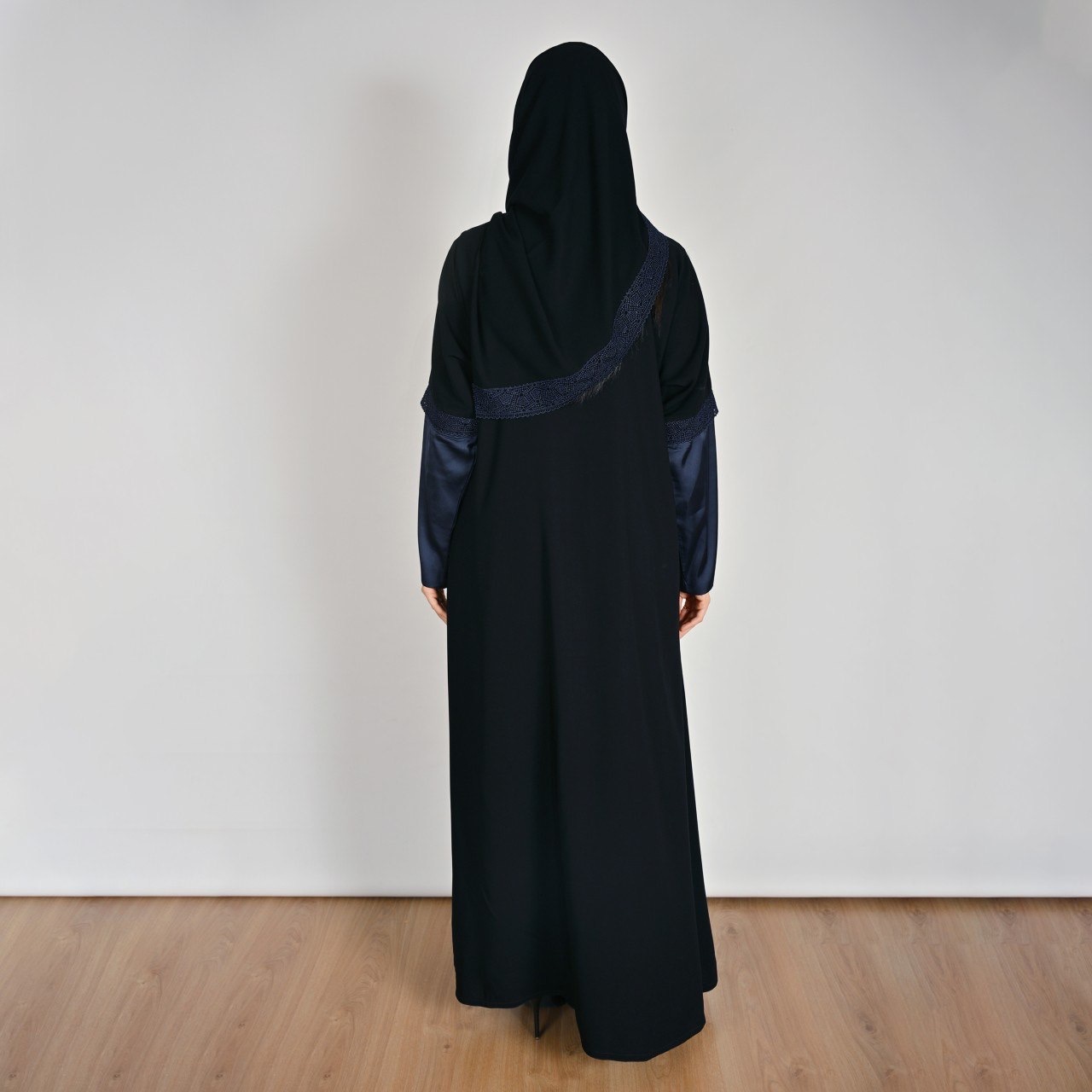  عباية سوداء بقصة انسيابية بأكمام ساتان كحلي ولمسات دانتيل 