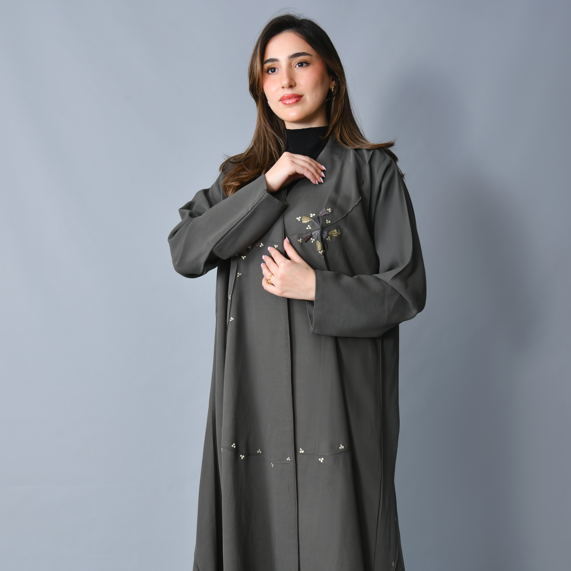  عباية بتصميم ناعم وانسيابي مزينة بتطريز - رمادي  