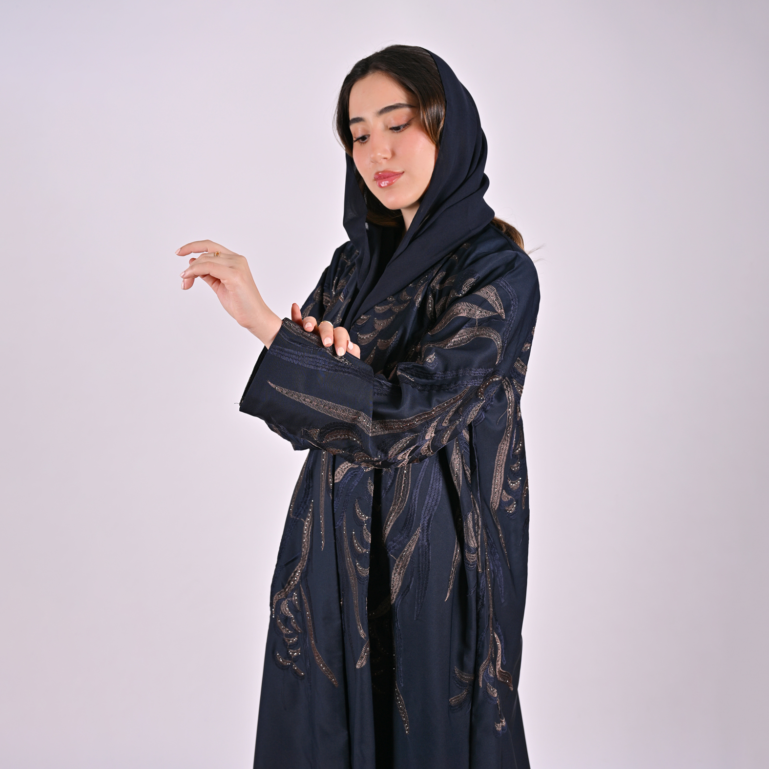  عباية لف بلون الكحلي بتفاصيل تطريز وفصوص موزعة بشكل أنيق على كامل العباية 