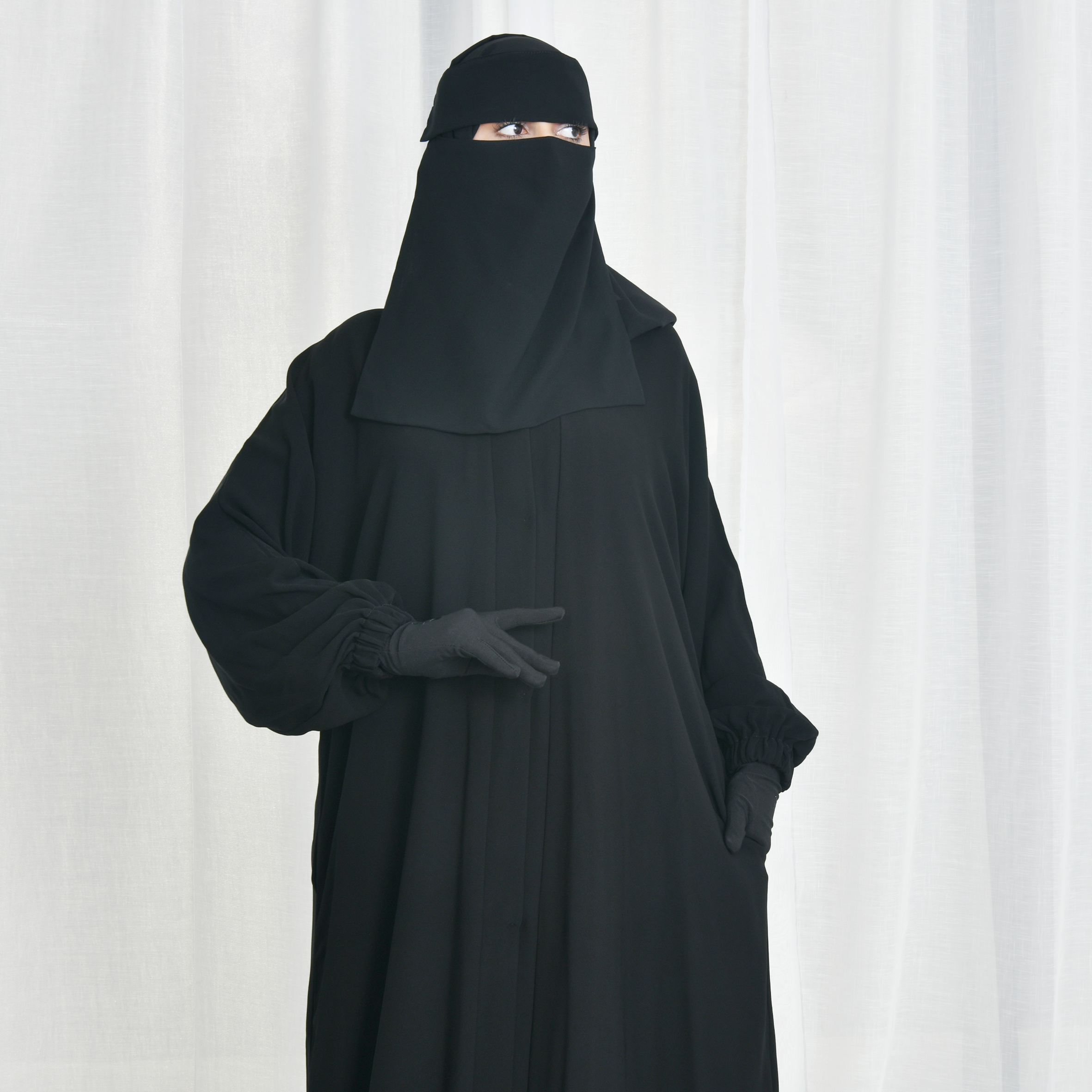  عباية راس سادة مغلقة بطقطق واكمام زم 