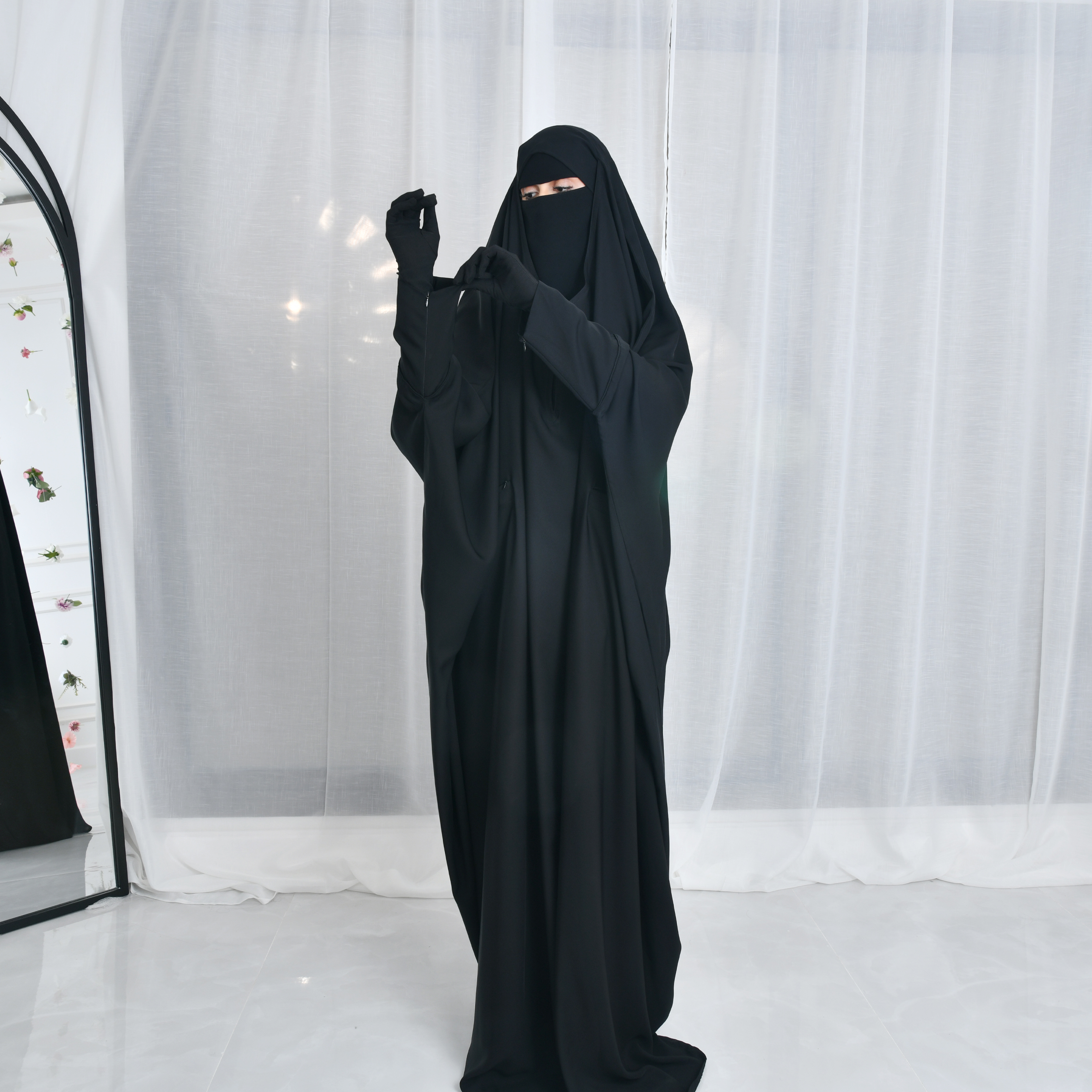  عباية راس مغلقة بقصة بشت بأكمام ضيقة وجيوب مغلقة بسحاب 