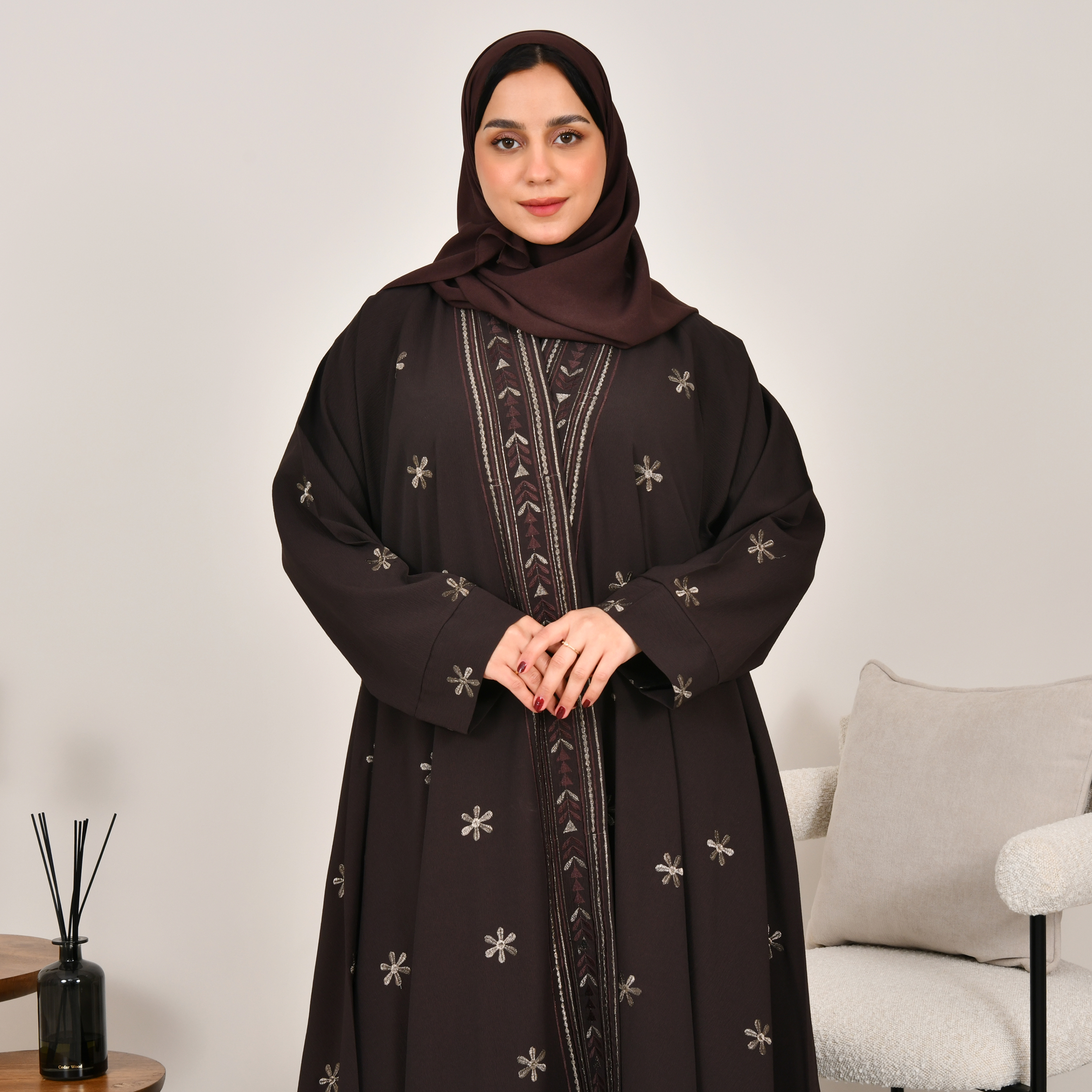  عباية لف كلوش باللون البني بتطريز انيق  