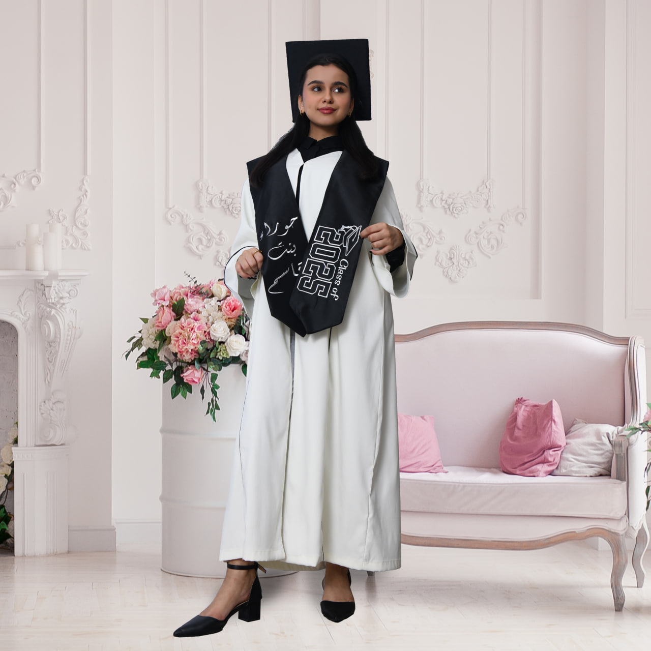  زي تخرج عباية اوف وايت مع وشاح وكاب اسود سادة  