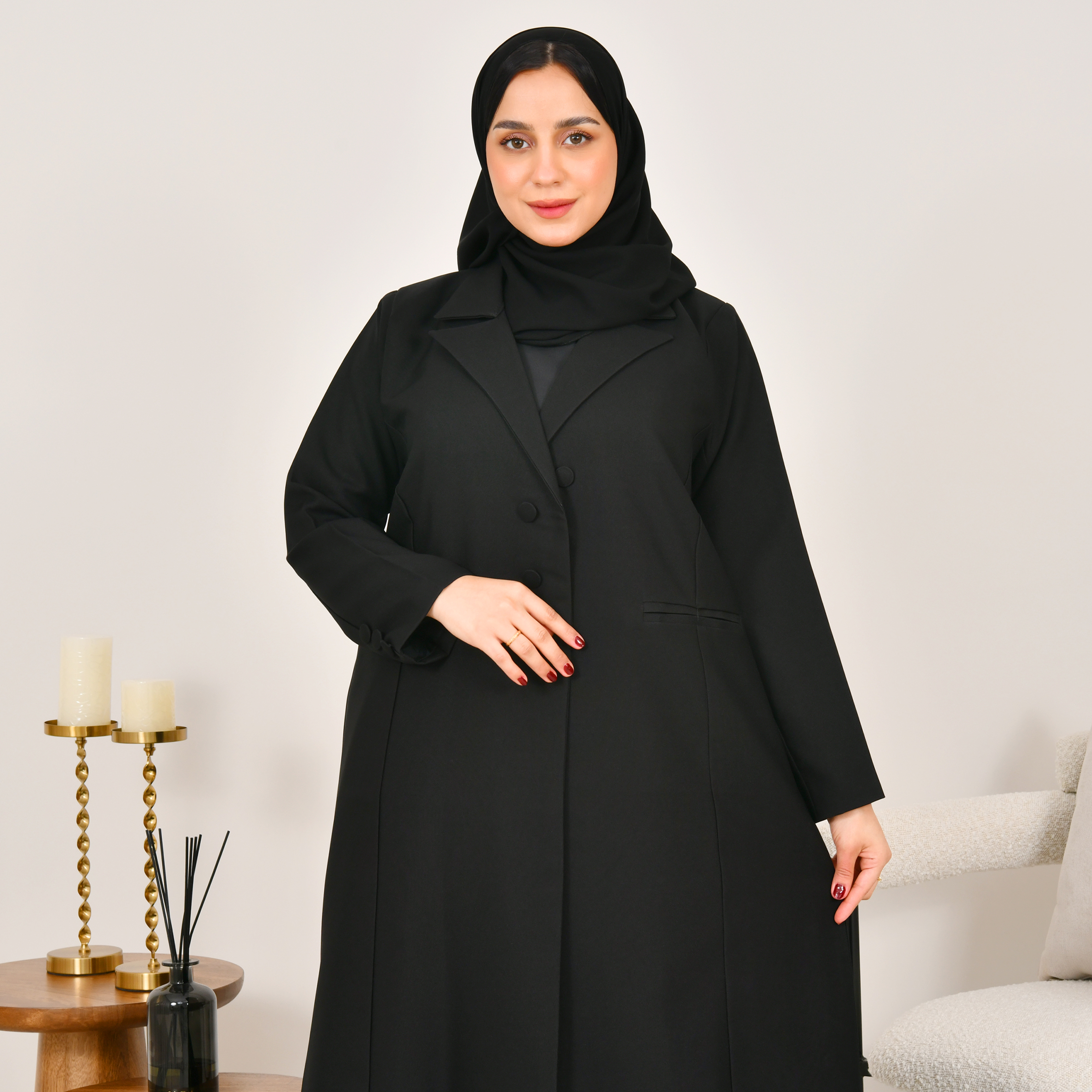  بليزر لف باللون الاسود بقصة ربع كلوش مع جيوب امامية 
