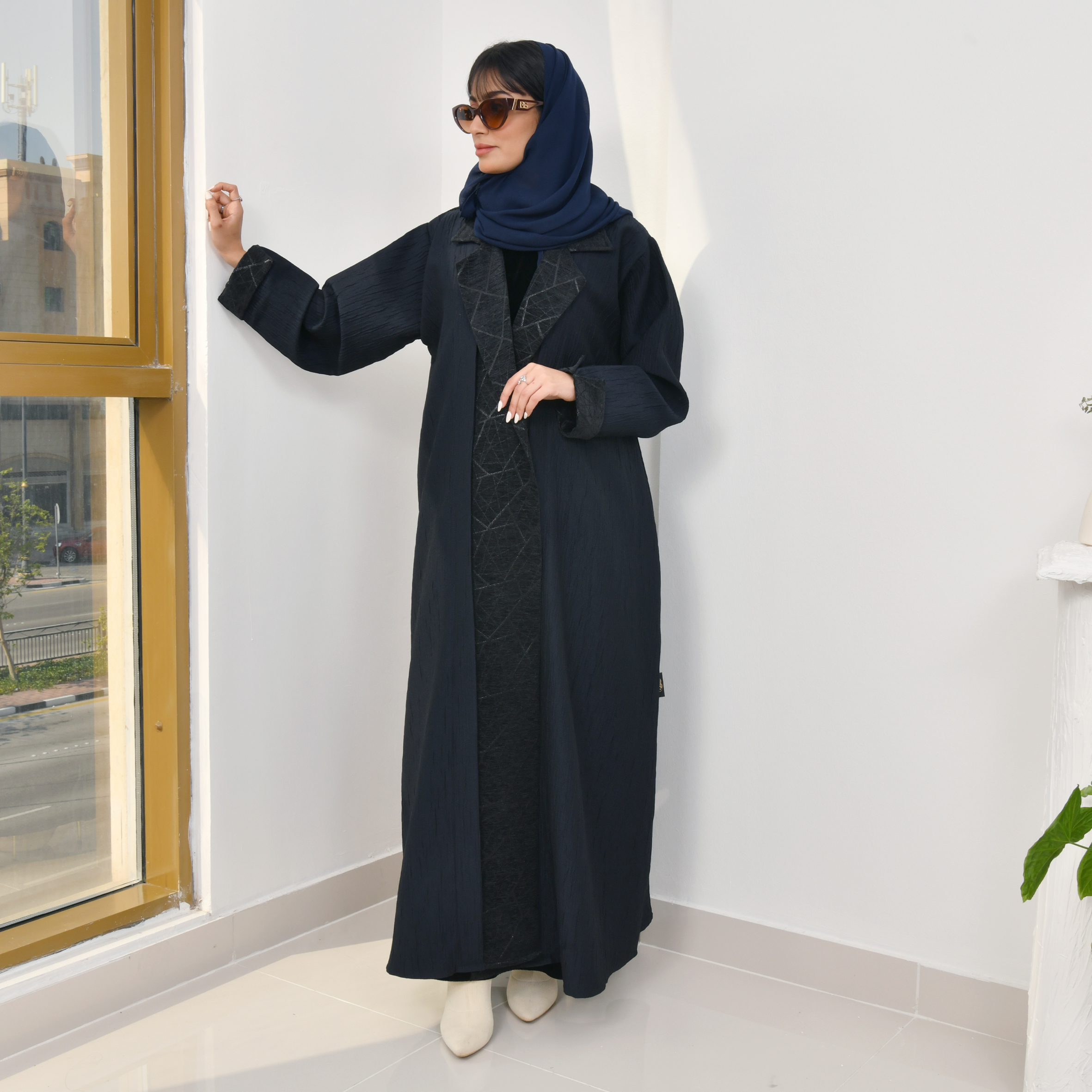  عباية شتوية موديل بليزر لف باللون الكحلي بدمج قماشين الجاكار والمخمل المنقش 