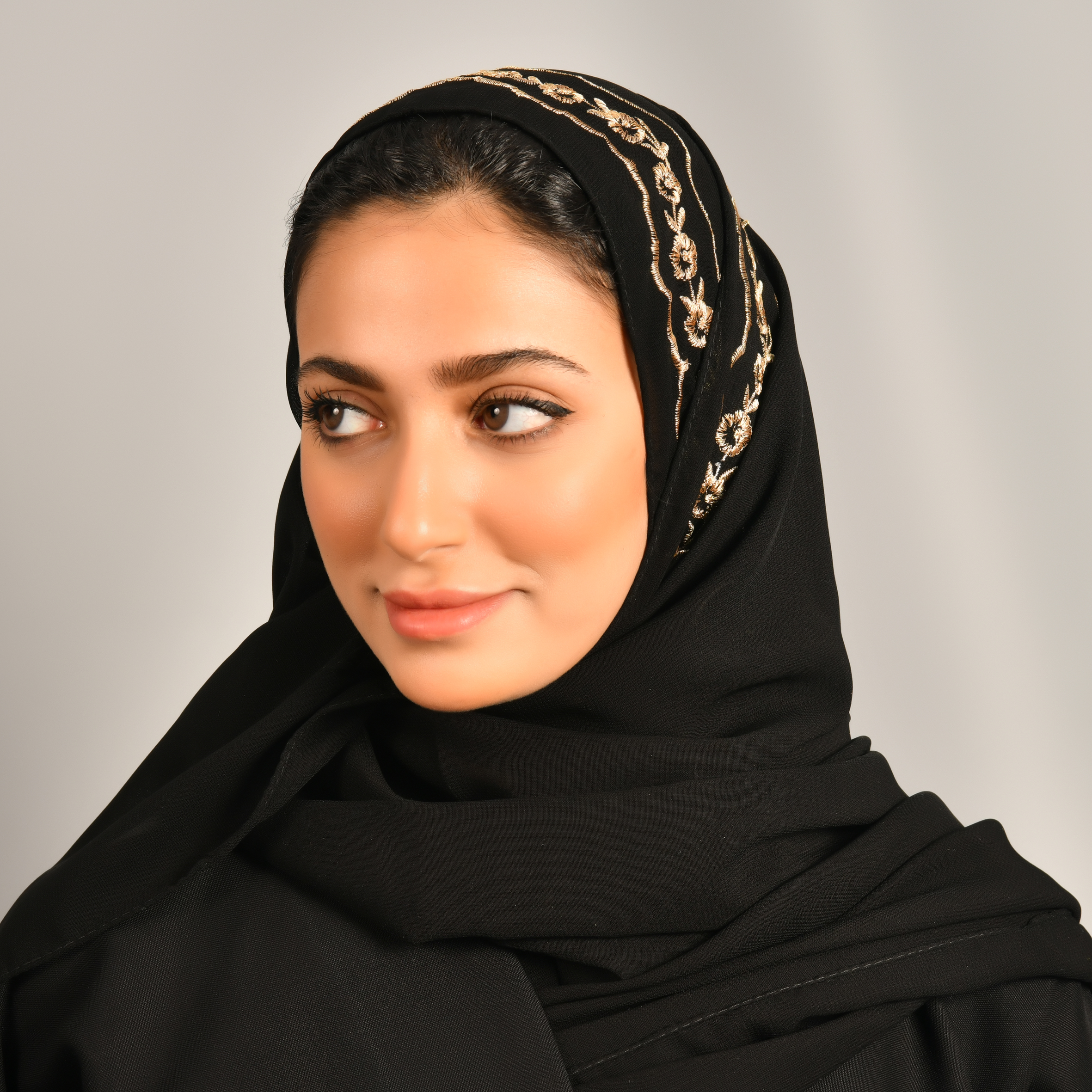  طرحه سوداء بخطين عشوائين بلون ذهبي يتوسطهما زهور ذهبية 
