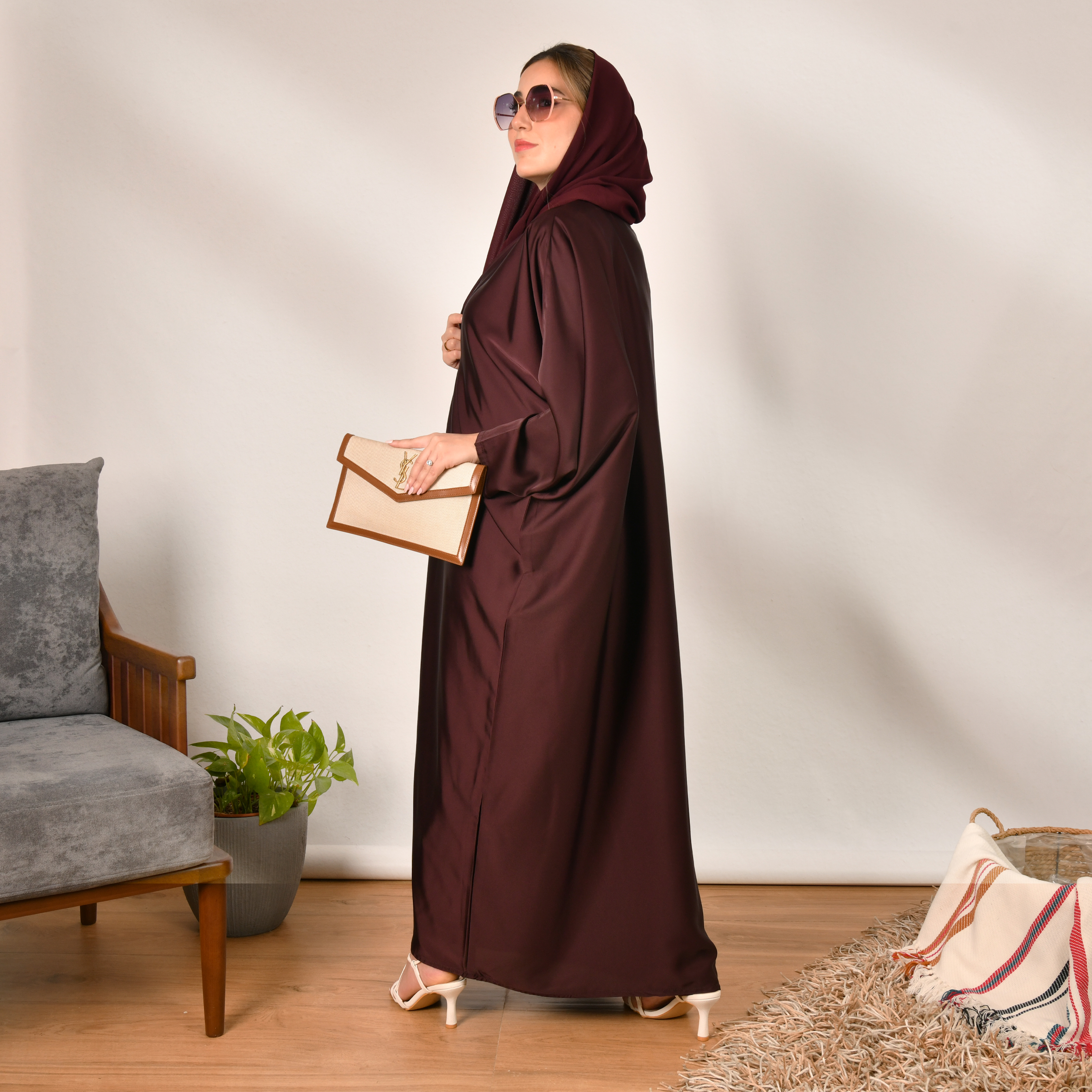  عباية عملية (بدون البدلة ) بقماش صيفي بارد باللون العنابي الداكن 