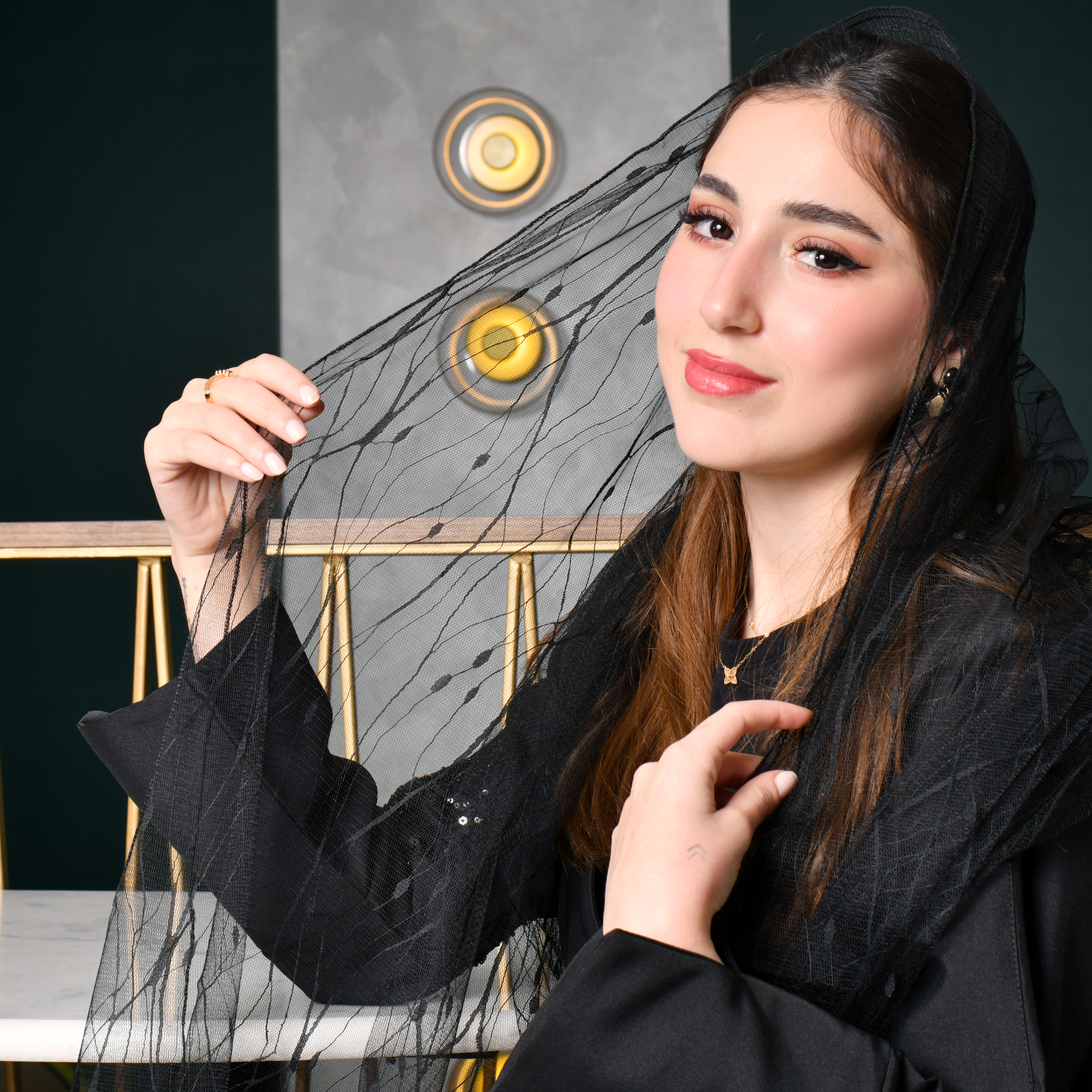 عباية لف سوداء بقماش بارد وياقة بتصميم مختلف والشك المطعم بتول اسود 