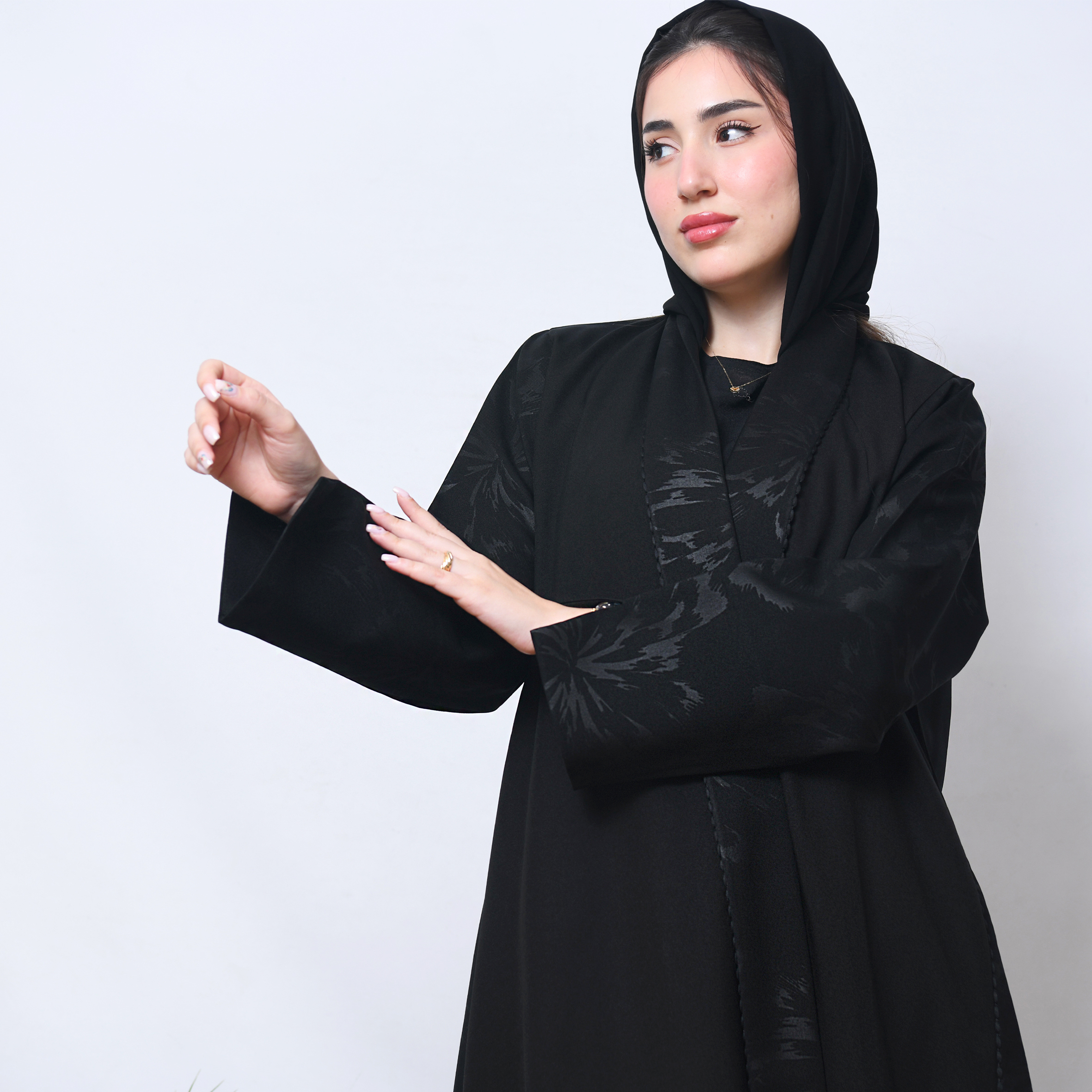  عباية لف كلوش راقي مع تداخل قماش الكريب بطبعات على الاكمام وجانبي العباية  