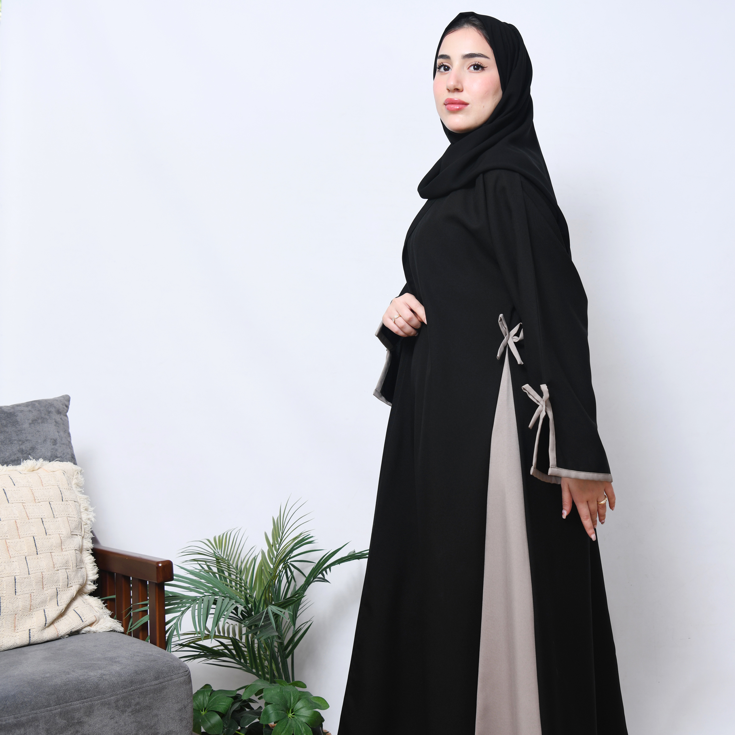  عباية لف كلوش بسيط وراقي بتداخل اللون البيج على الاكمام وبشكل سهمي اسفل العباية مع إضافة ربطة الفيونكة  