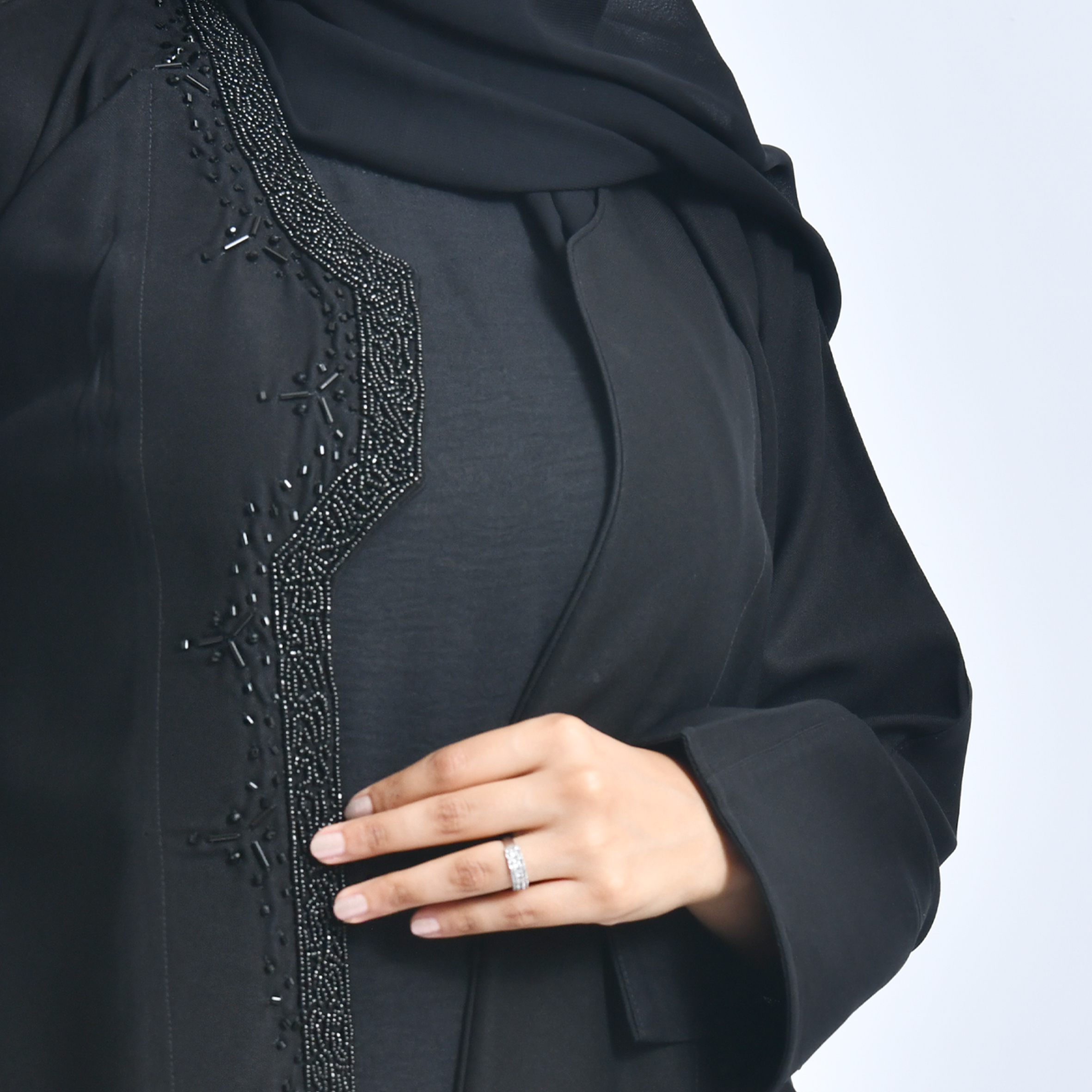  عباية لف سوداء بشك على جانب العباية 