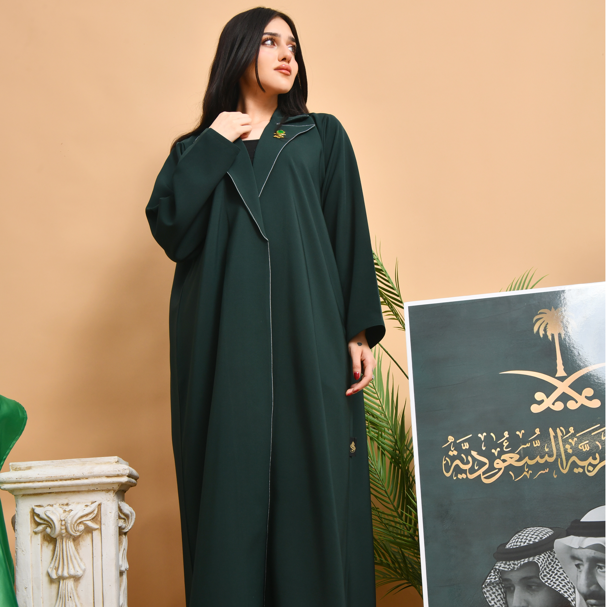  عباية بتصميم بليزر ربع كلوش بتطريز ابيض على الياقة  