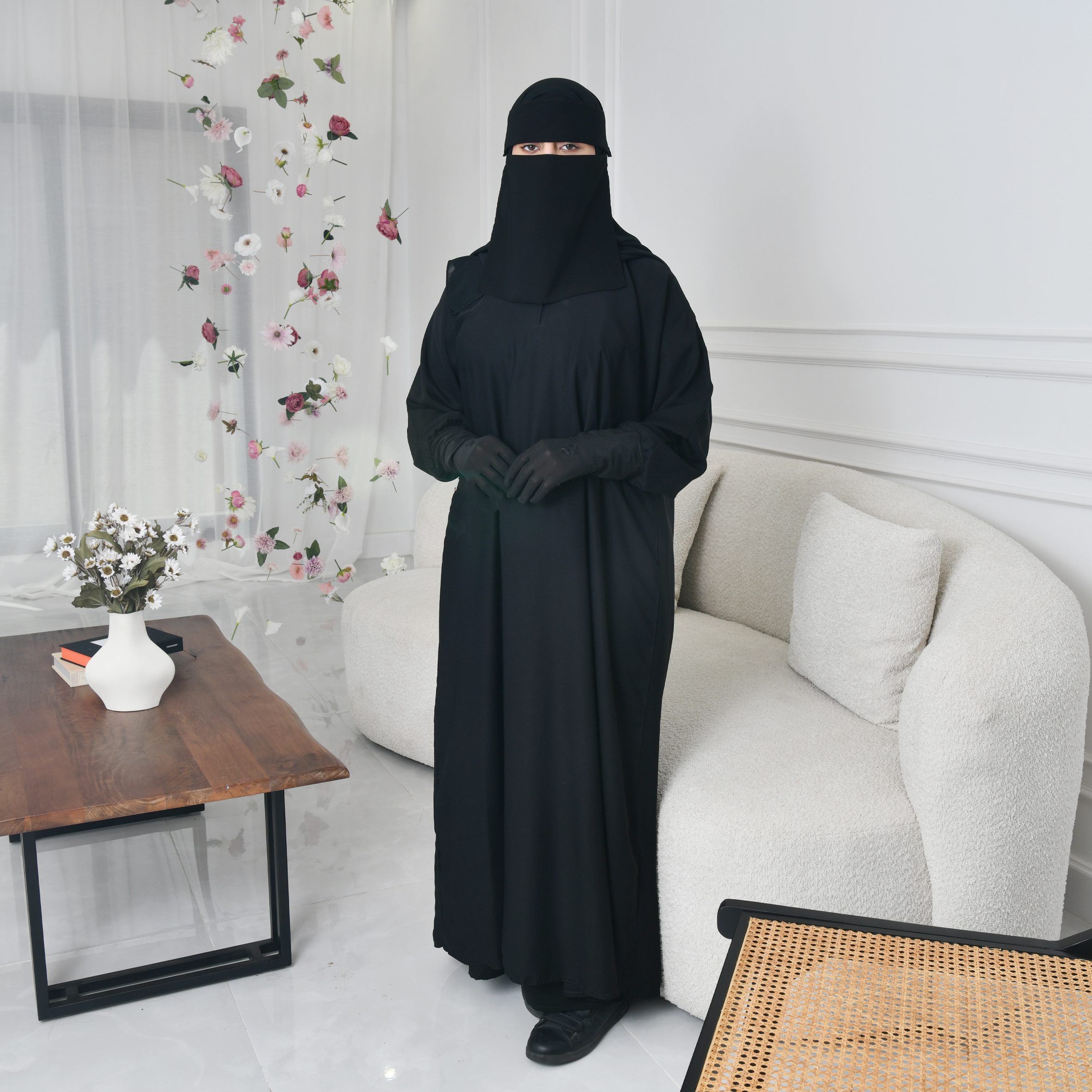  عباية كتف سوداء سادة مغلقة بطقطق من الاعلى واكمام زم ستريش 