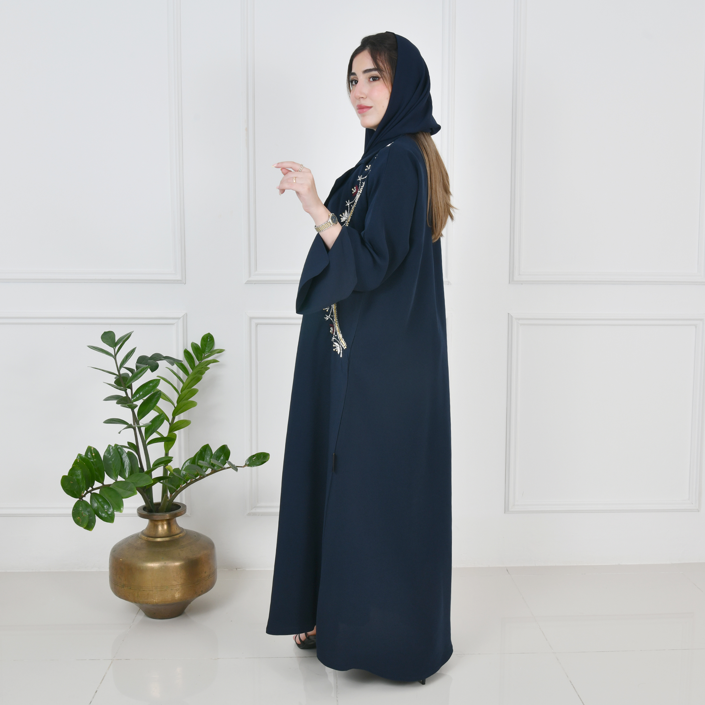  عباية لف كحلية بشك وتطريز زاهي على جانبي العباية بأكمام مفتوحة 