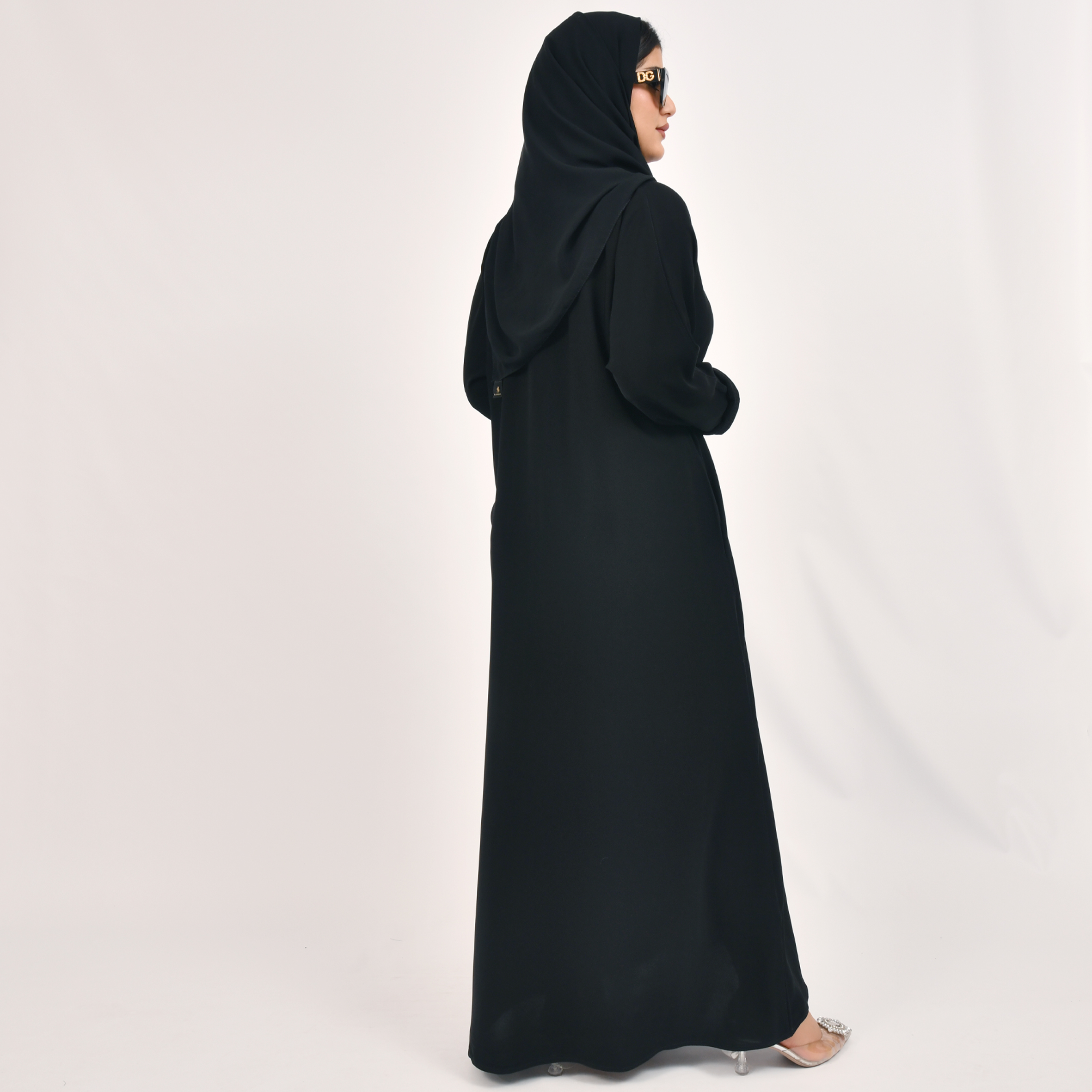  عباية نسائية مغلقة بطقطق مع جيوب و نقش على الأكمام الضيقة بطبقتين 