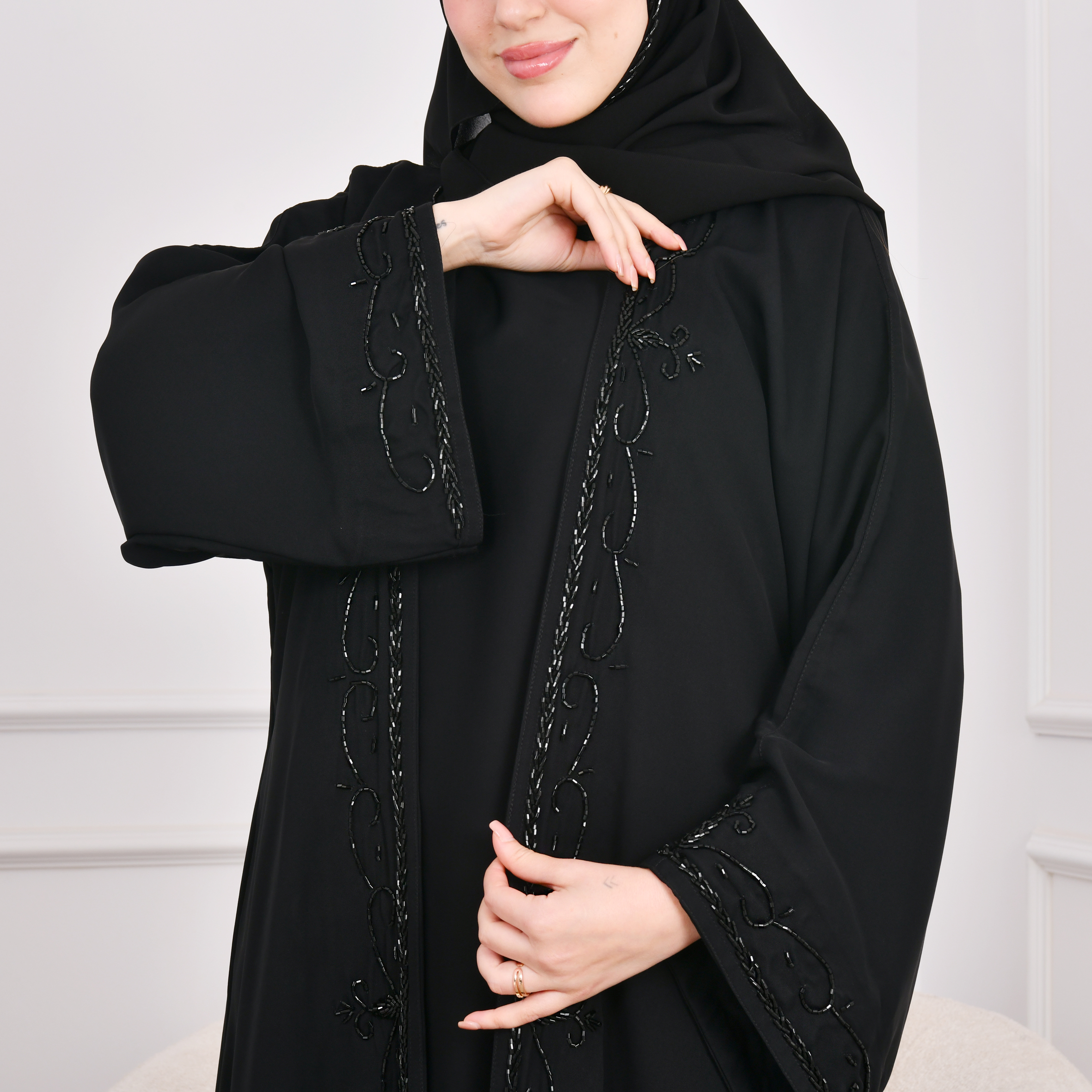  عباية سوداء بكم واسع وفستان متصل مزينة بشك اسود بارز 