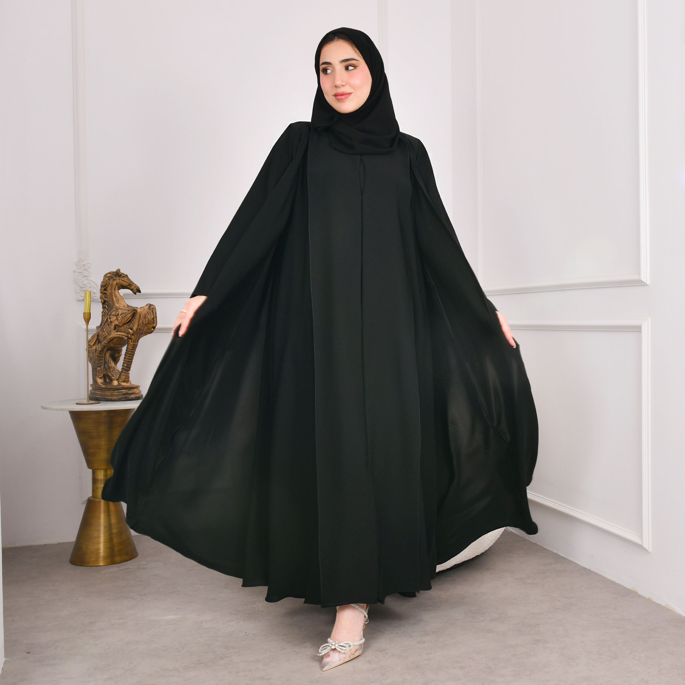  عباية بتصميم اماراتي مميز مغلقة بقصة كلوش وكم واسع 