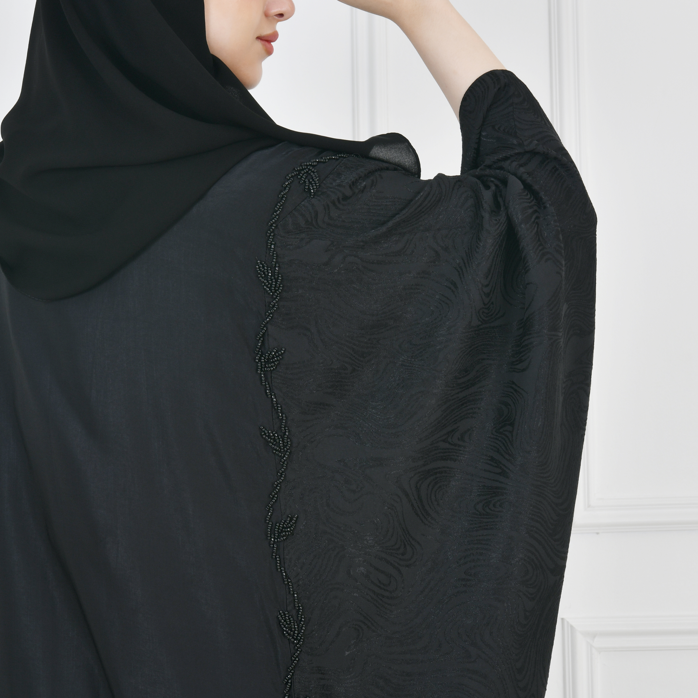  عباية لف بقصة بشت بدمج قماشين الاسود المشجر والحرير مزينة بشك طولي على جانبي العباية  