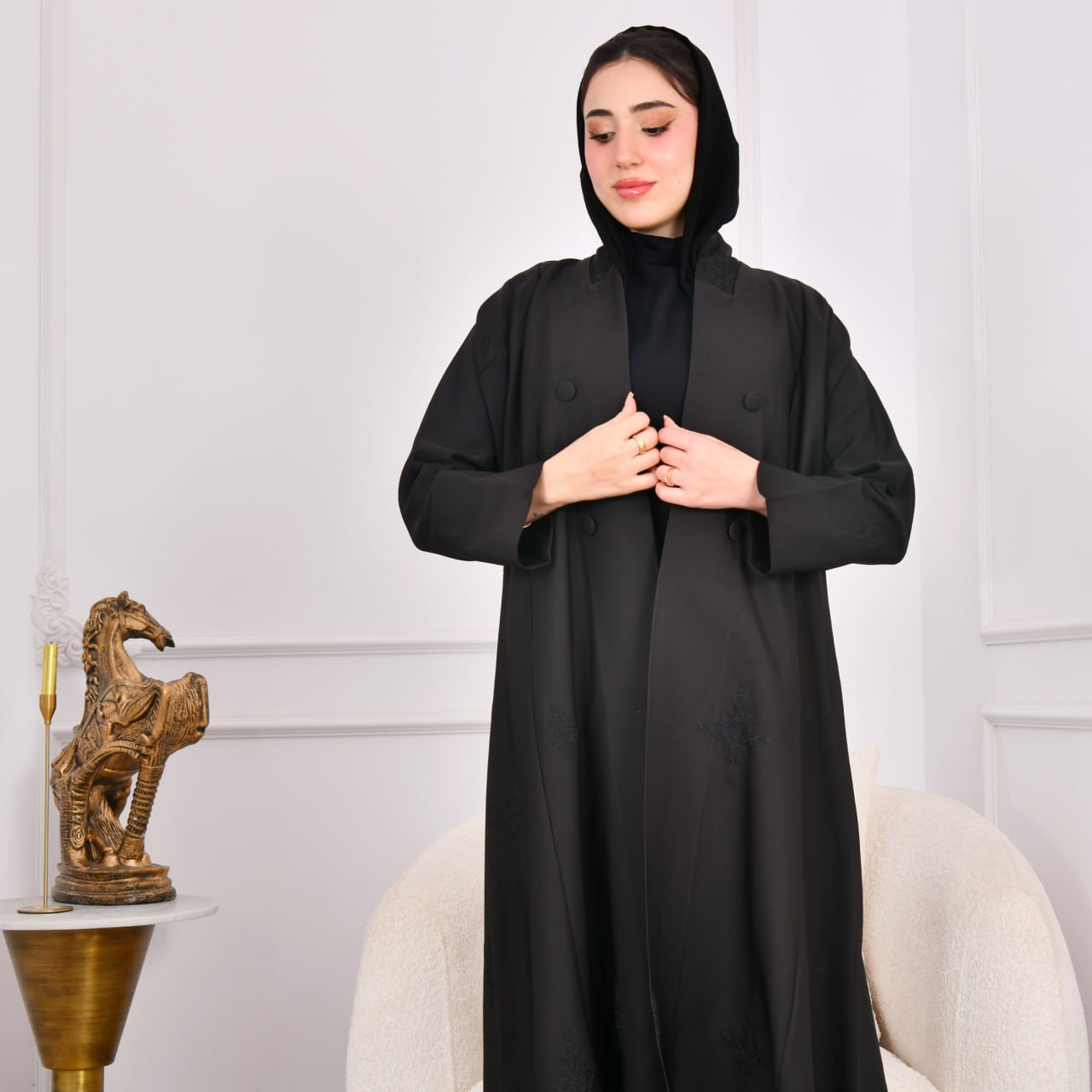  عباية  بتصميم أنيق بتطريز عشوائي على كامل العباية باللون الأسود الزاهي مزينة بأزرار 
