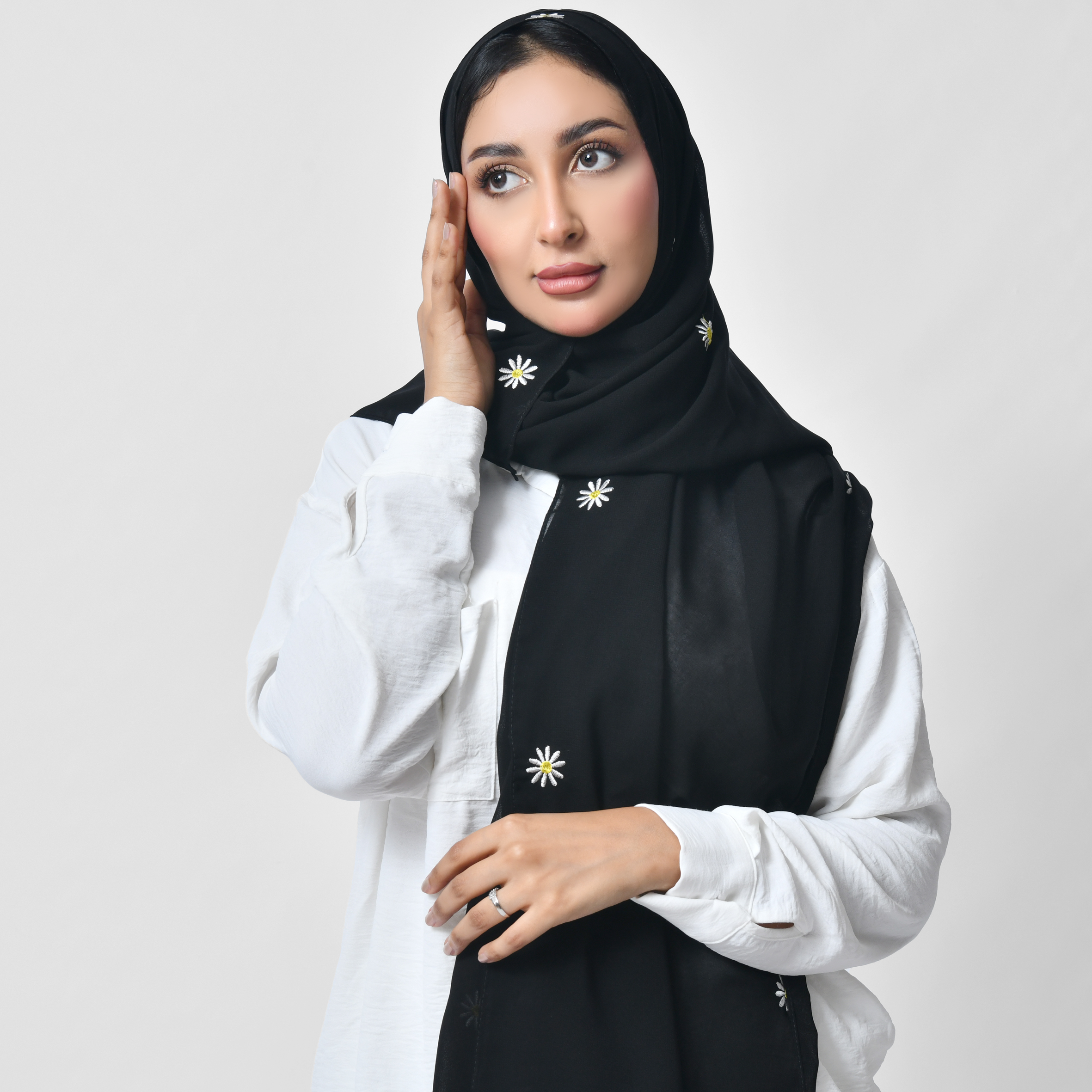  طرحة سوداء مزينة بتطريز ورود بيضاء متفرقة 