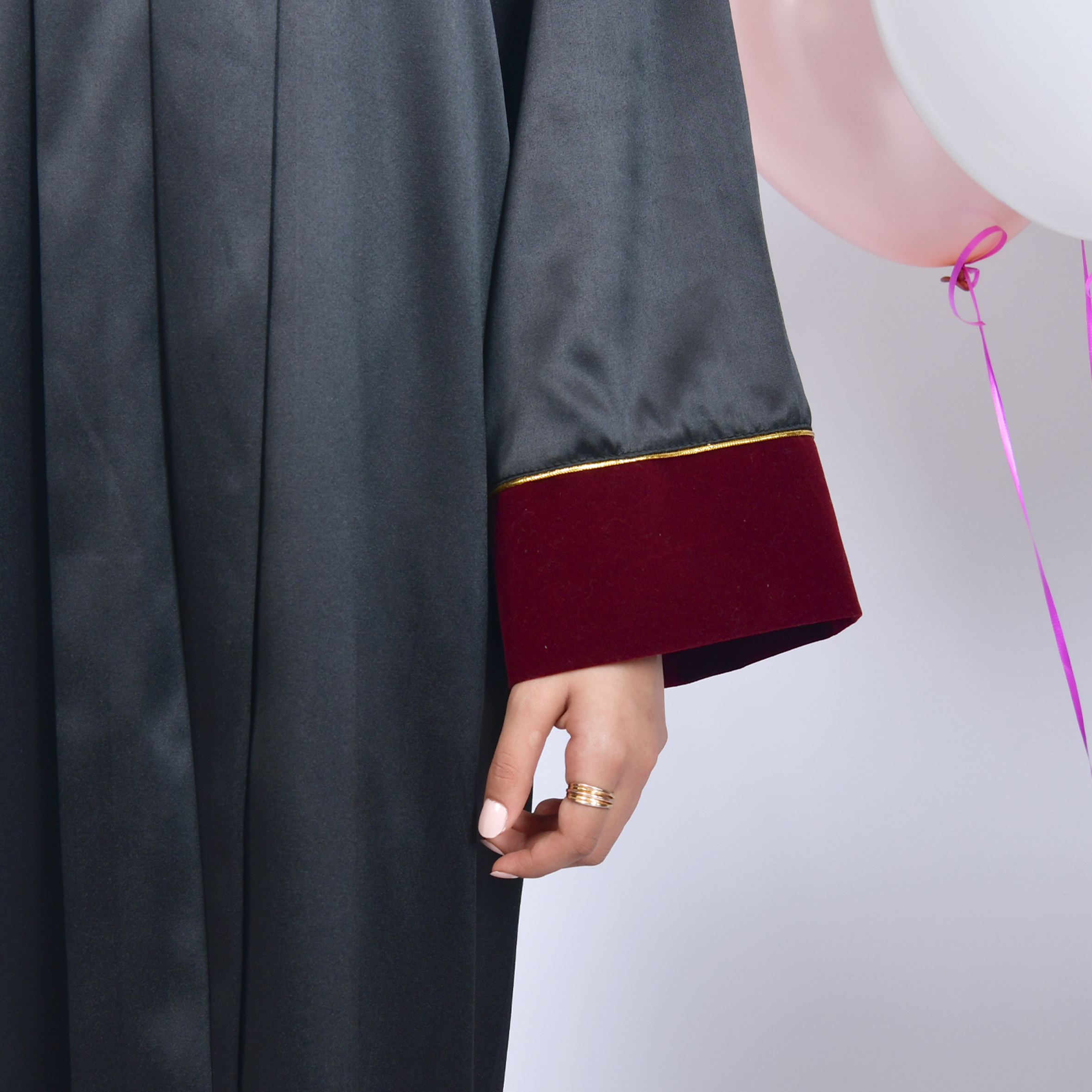  زي تخرج عباية باللون الاسودمع تداخل العنابي مع وشاح وكاب 