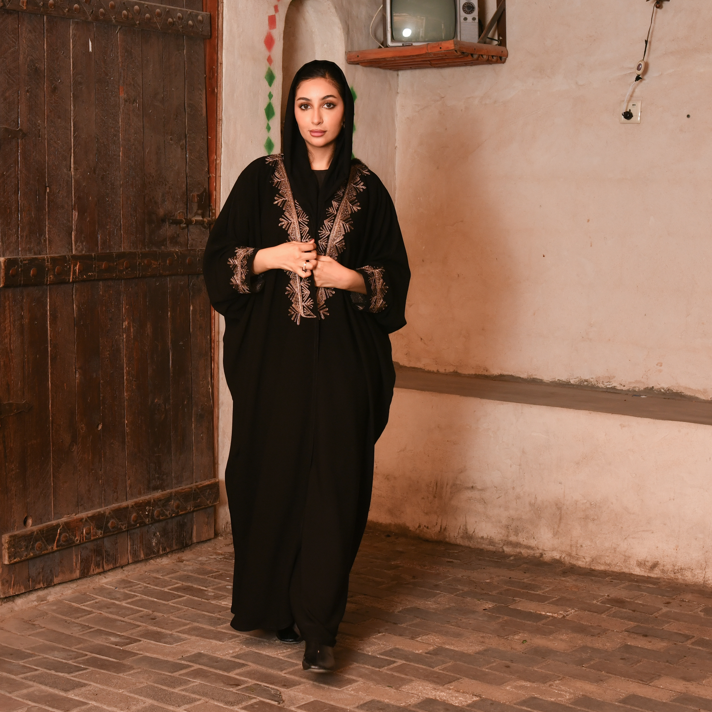  عباية بشت لف بتطريز نقوشات السدو المدموجة بالثقافة العسيرية باللون النحاسي الماع 