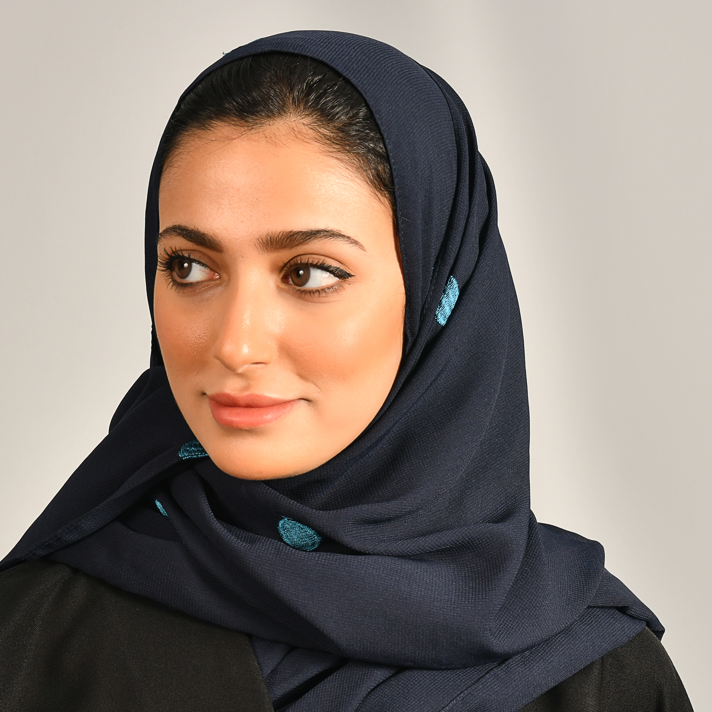  طرحه حرير كحليه  بتطريز  دائرى باللون الازرق 